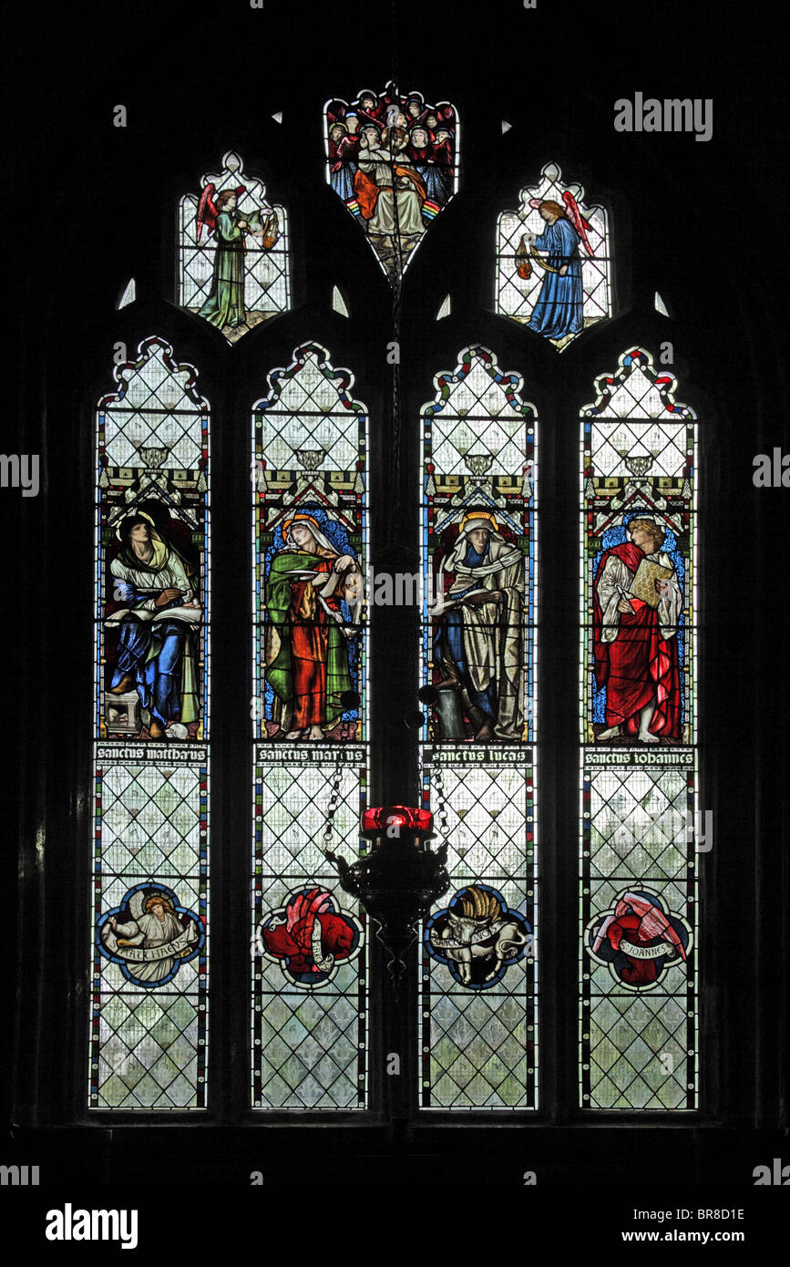 Una finestra di vetro colorato da Edward Burne-Jones raffiguranti i Quattro Evangelisti, Sant'Andrea Chiesa, Stratton, Cornwall Foto Stock