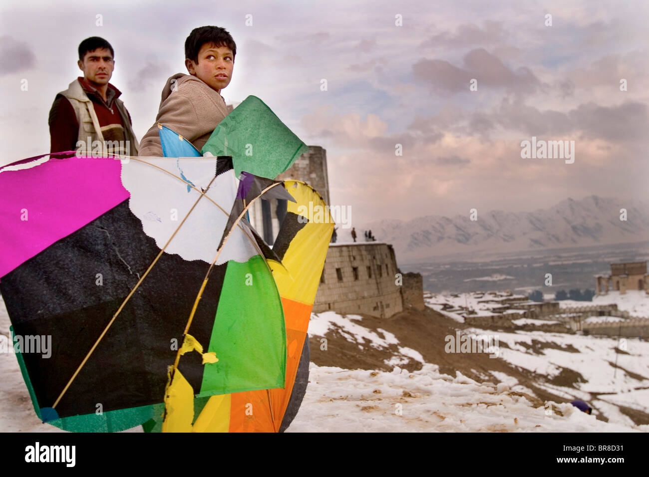 Un giovane kite runner mantiene i suoi trofei su Nader Khan Hill a Kabul, Afghanistan. Foto Stock