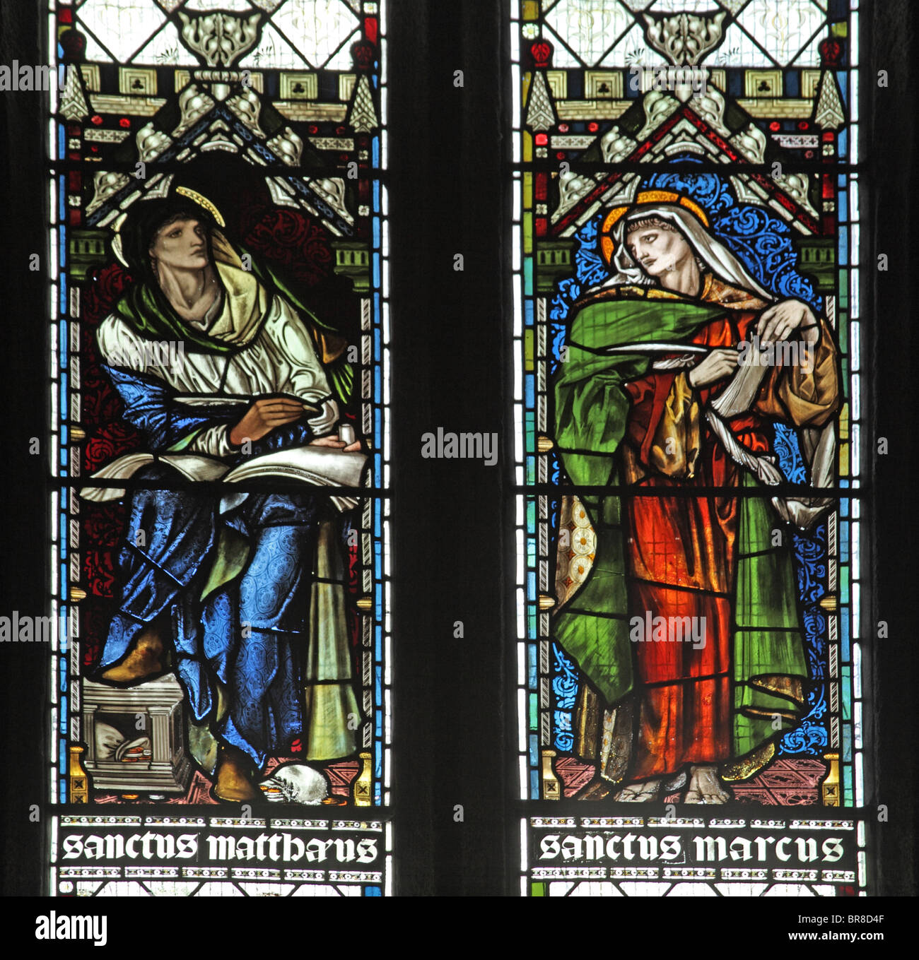 Una finestra di vetro colorato da Edward Burne-Jones raffiguranti Santi Matteo e Marco, Sant'Andrea Chiesa, Stratton, Cornwall Foto Stock