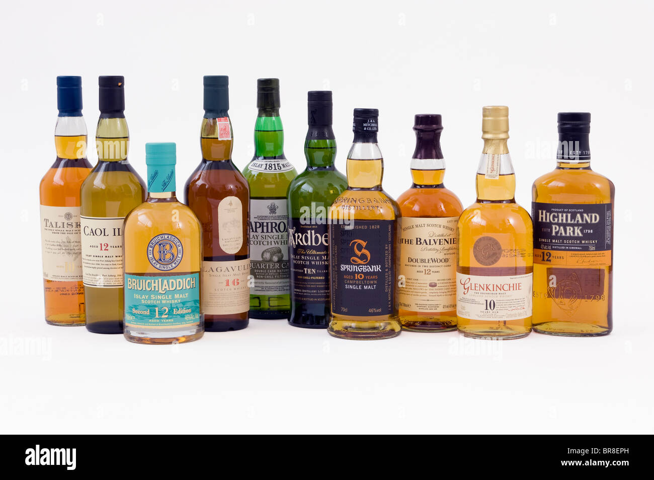 Una varietà di single malt Scotch whisky da tutti i principali tipi di  whiskey di regioni produttrici in Scozia Foto stock - Alamy