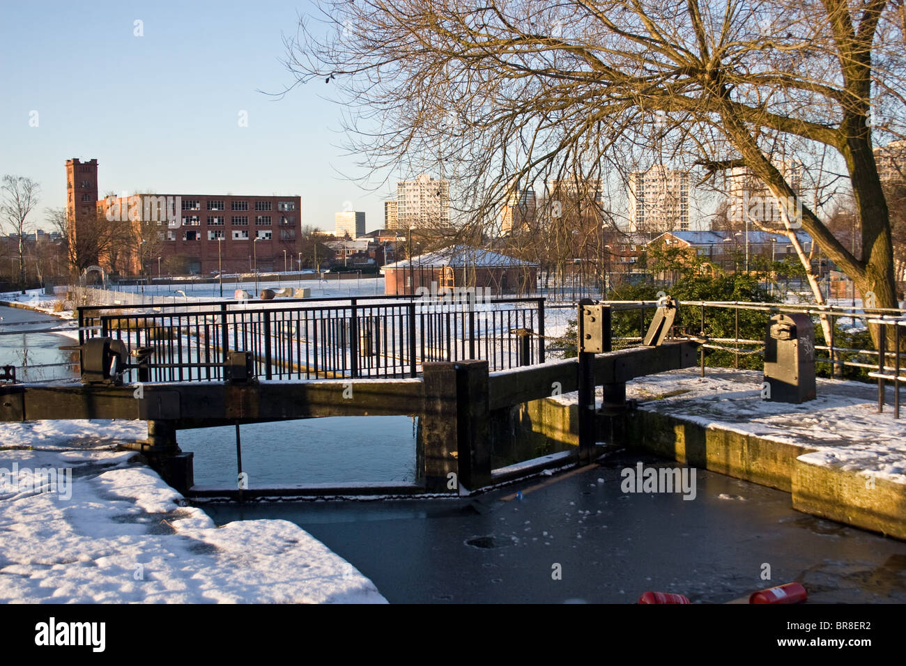 Rochdale Canal, Miles Platting, Manchester, Regno Unito. Lloydfield Mill e Oldham Road a torre appartamenti al di là. (Inverno mattina) Foto Stock
