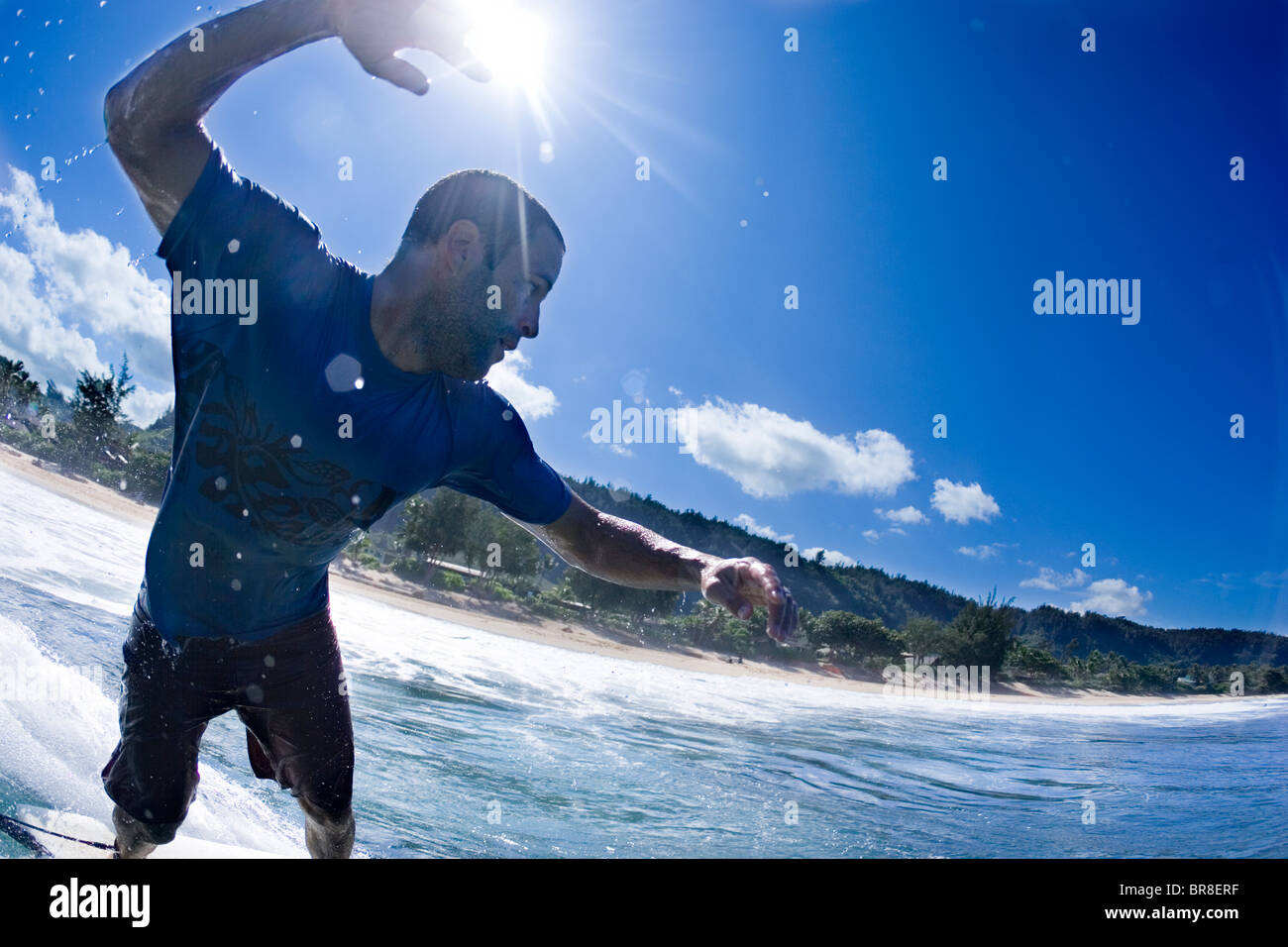 Stella della musica; Jack Johnson surf in Hawaii Foto Stock