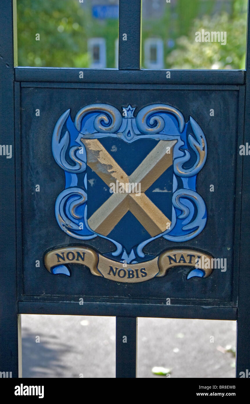 Cancello per St Albans School, il CREST e motto ( Non nobis nati - che non nasce per noi stessi ), St Albans, Hertfordshire, Inghilterra, Regno Unito Foto Stock