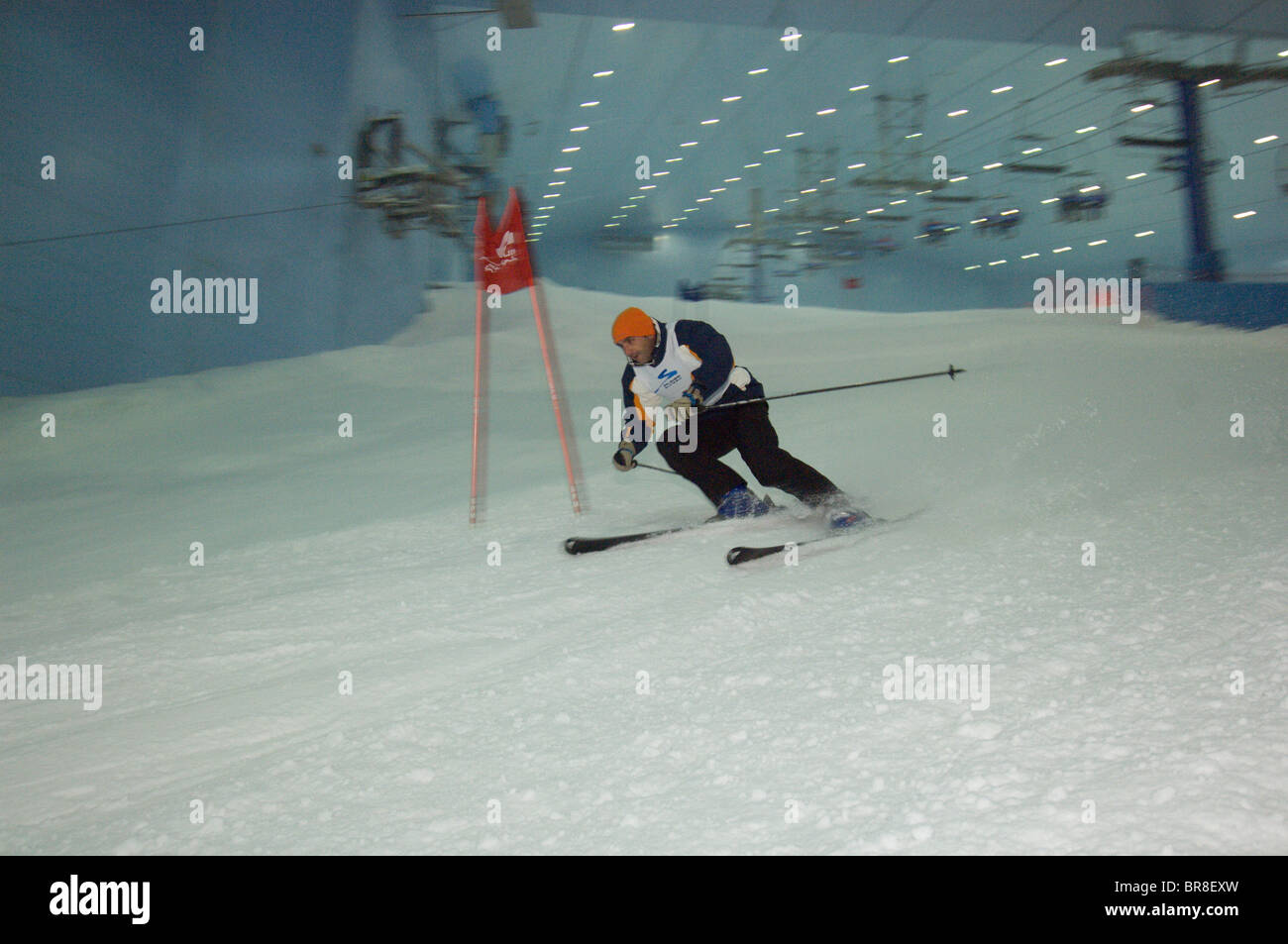 Uno sciatore compete in una gara di sci a Ski Dubai Mall of the