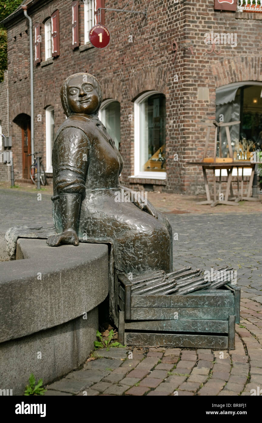 Figura in bronzo sul 'Marktbrunnen' fontana in Meerbusch Lank-Latum, NRW, Germania. Foto Stock