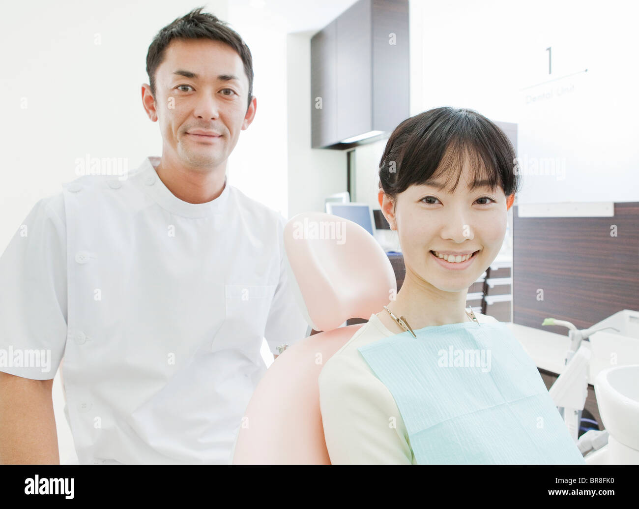 Dentista e paziente guardando la fotocamera Foto Stock