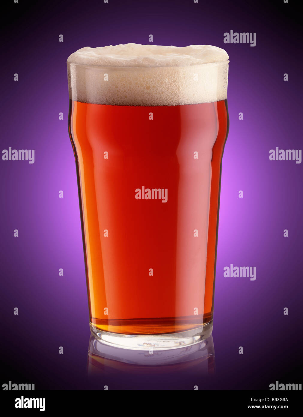 La pinta di bitter contro un viola sfondi Foto Stock