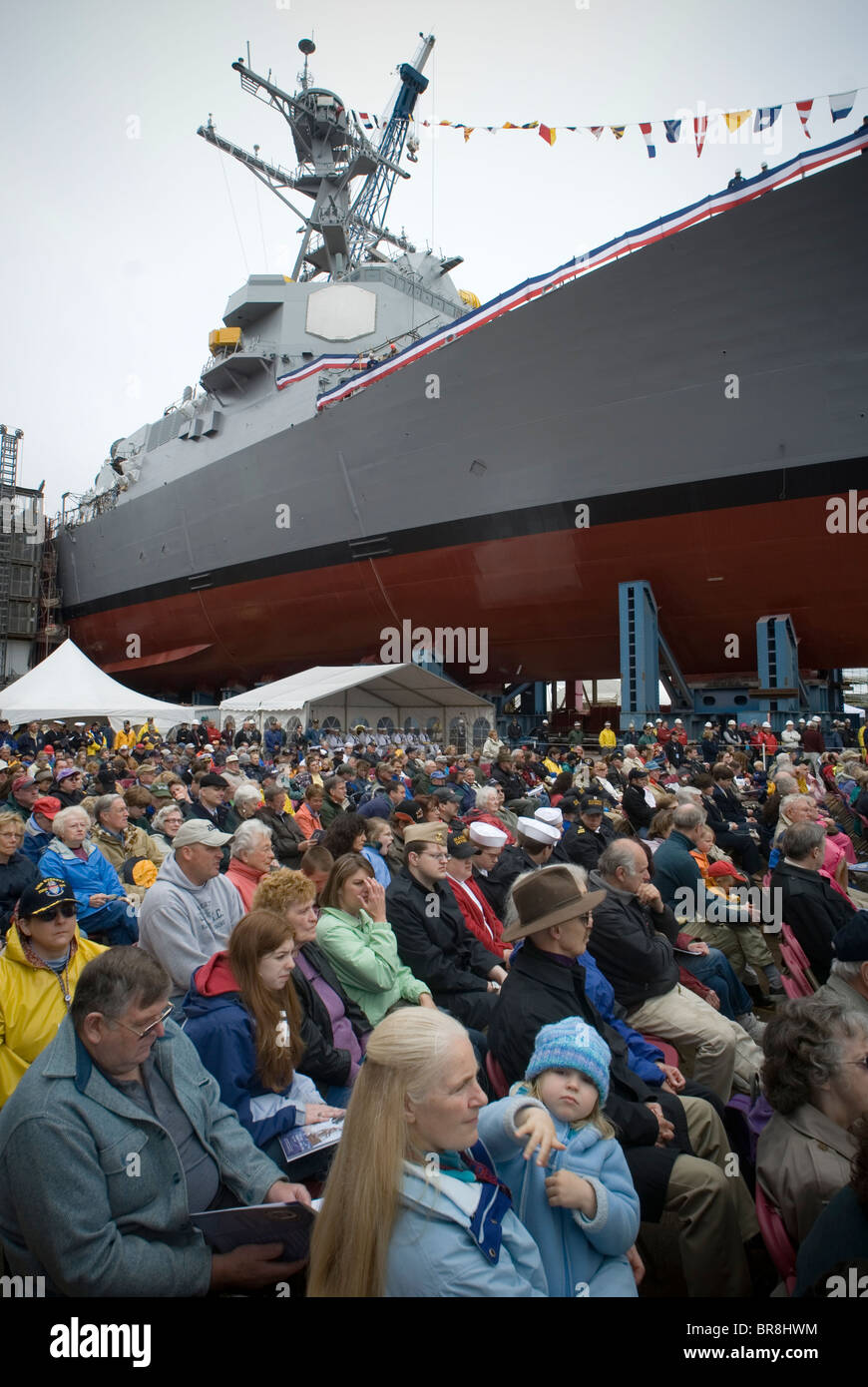 Gli spettatori alla cerimonia di battesimo di un nuovo us navy ship in Bath Maine. Foto Stock