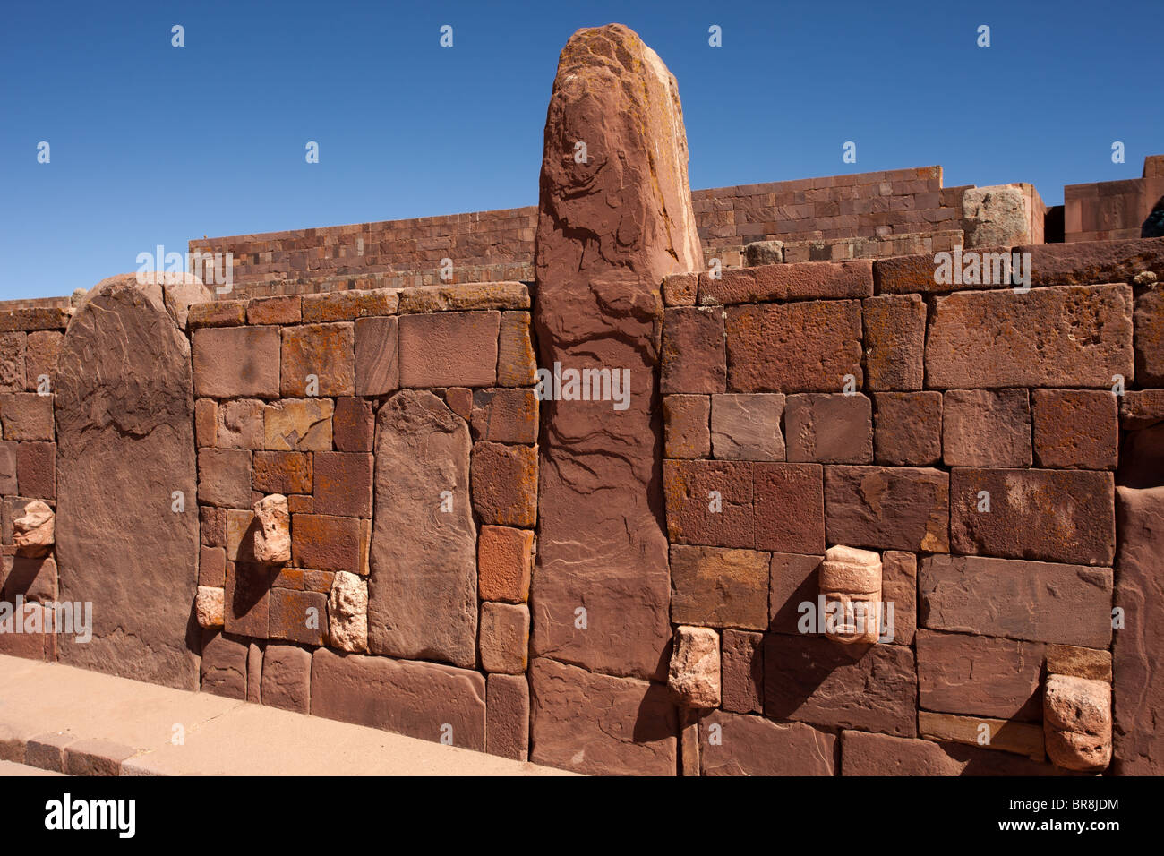 Tiwanaku rovine: incassata a muro del cortile Foto Stock