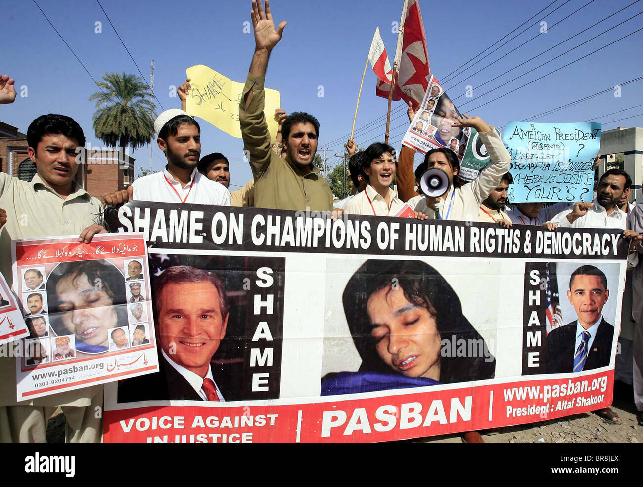 Gli attivisti del Pasban gridare slogan per il rilascio di Dr.Aafia Siddiqui durante una manifestazione di protesta al di fuori di Peshawar Foto Stock