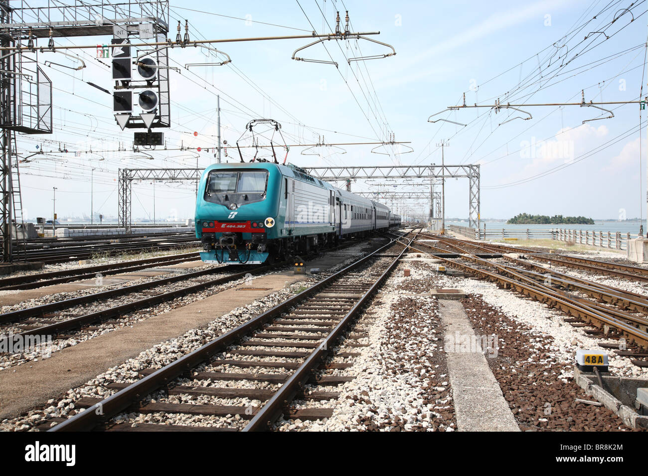 Treno sul Ponte della Libertà (Ponte della Libertà), Venezia Italia Foto Stock