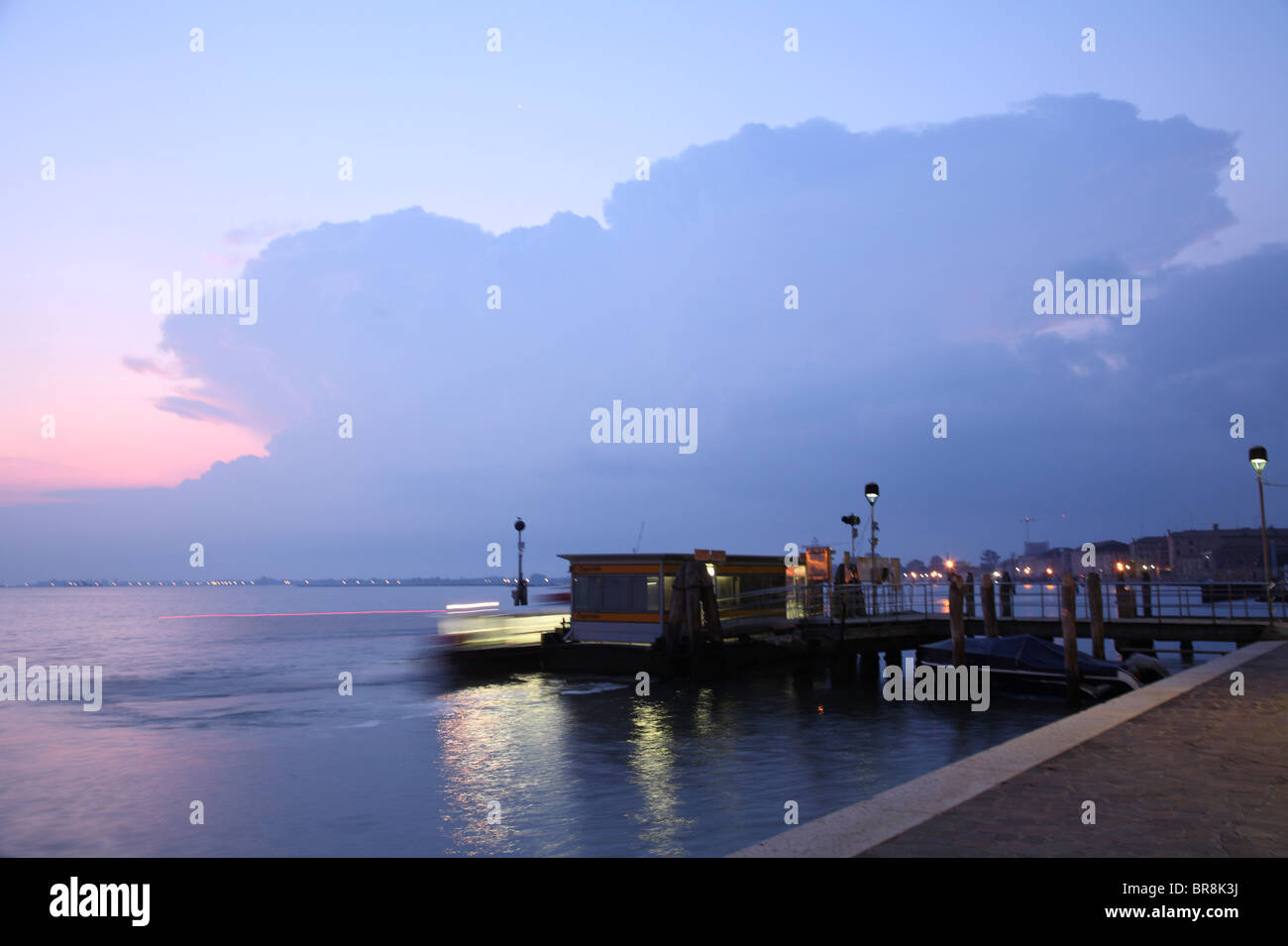 Il taxi acqueo il morsetto all'alba Foto Stock