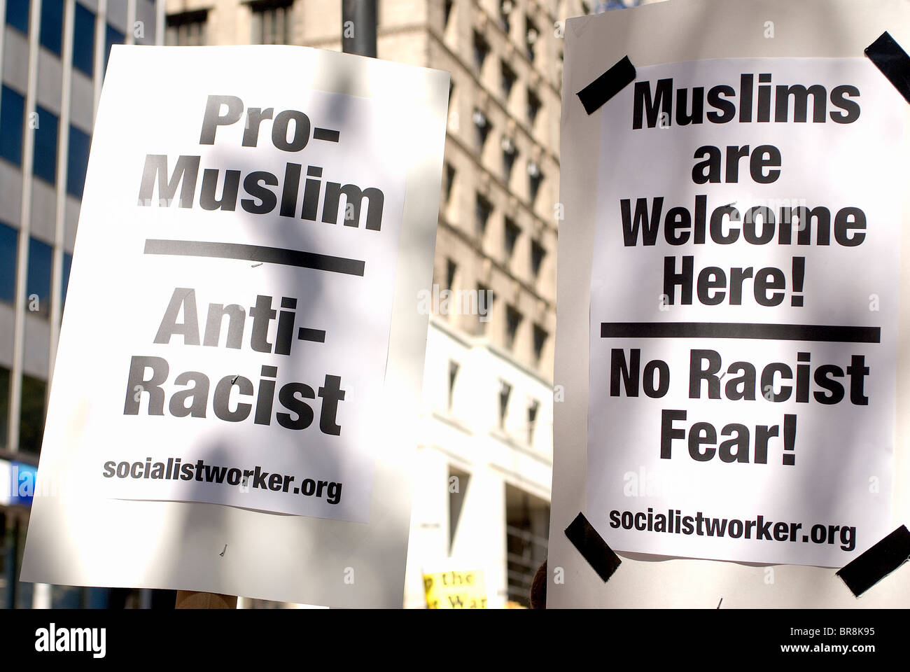 Protester in favore della libertà di religione e l'apertura del centro islamico vicino a ground zero, Manhattan su 911/ 2010 Foto Stock