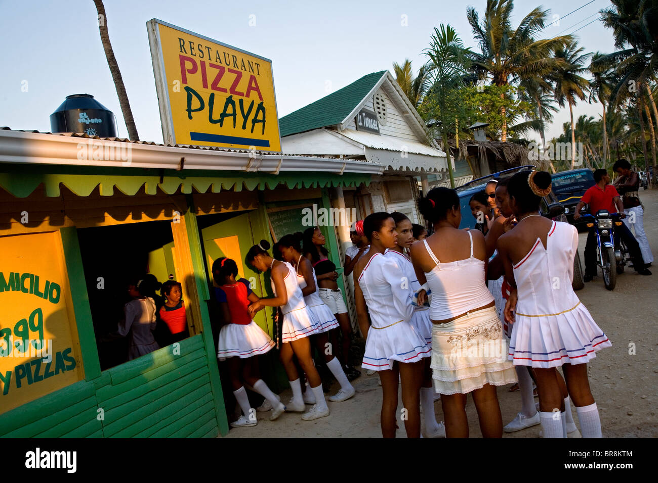 Una scuola di praticare il team durante una gita per la pizza in Repubblica Dominicana Foto Stock