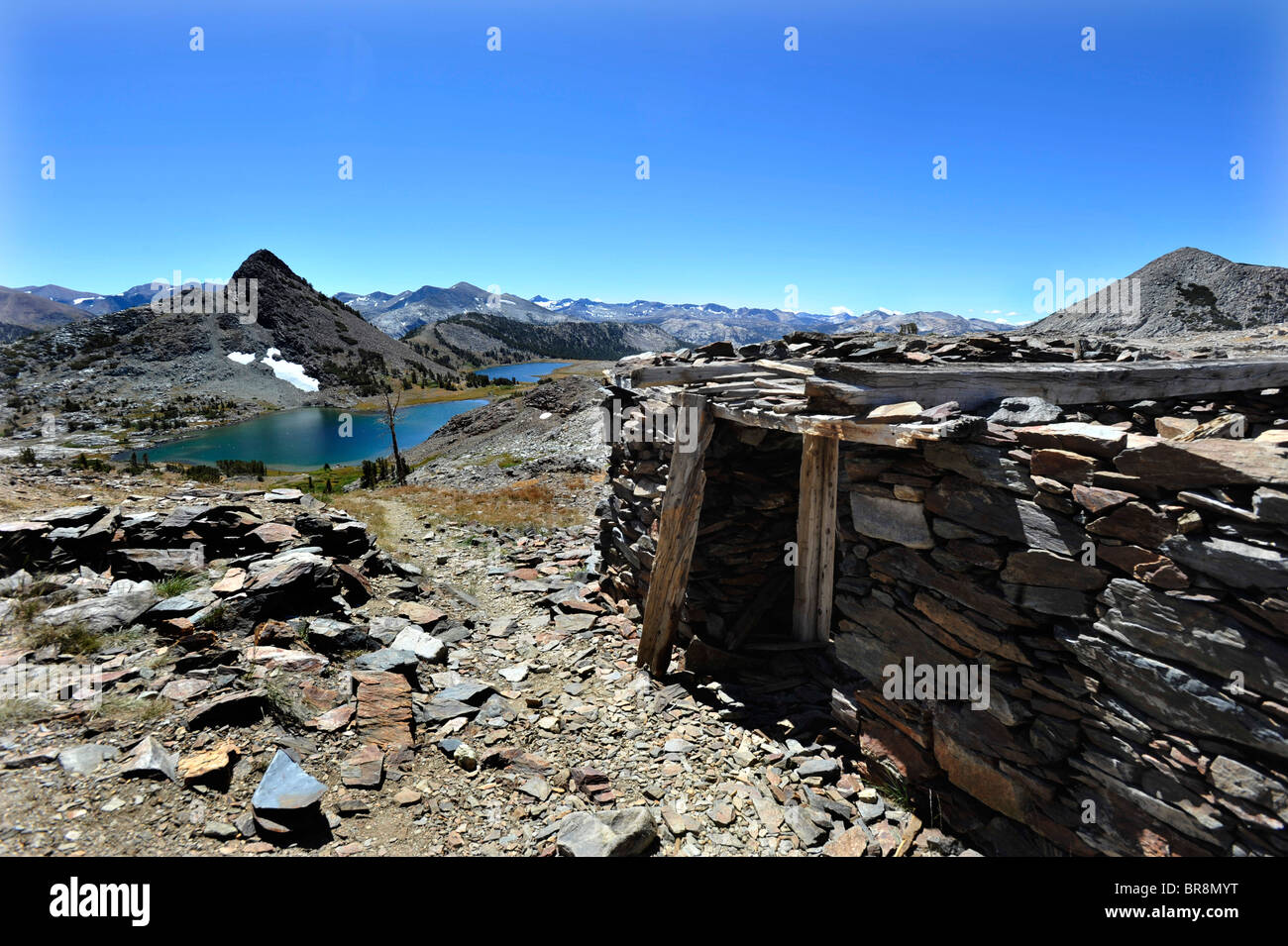 I ruderi di un vecchio cottage di minatori giacciono 1500 ft sopra il Tioga Pass in Sierra Nevada gamma. Foto Stock