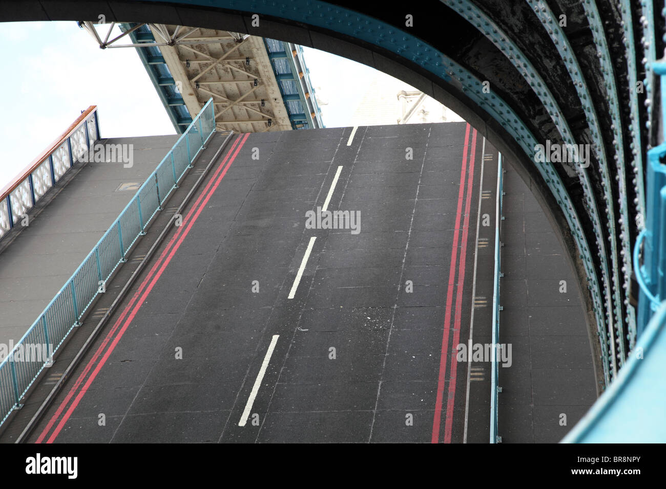 Vista del Tower Bridge con la strada sollevato per consentire alle navi di passare al di sotto, Southwark, London, SE1. Foto Stock