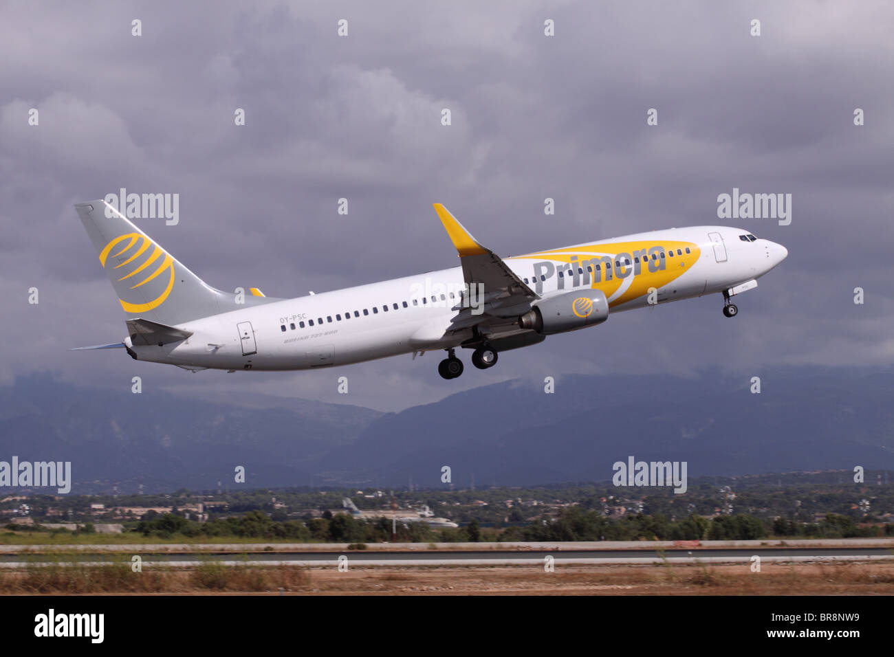 Primera Air Boeing 737 800 aereo compagnia aerea aeromobili in fase di decollo all'aeroporto di Palma Mallorca Foto Stock