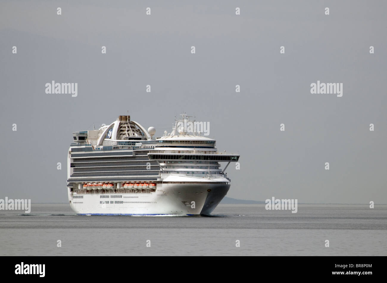 La Crown Princess lussuosa nave da crociera passando attraverso il Minch nelle Ebridi Esterne, Scozia. SCO 6619 Foto Stock