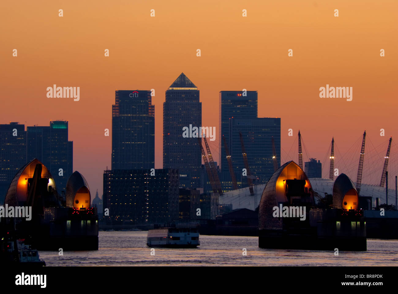 Regno Unito, Inghilterra, Londra, Canary Wharf, Thames Barrier, O2 Foto Stock