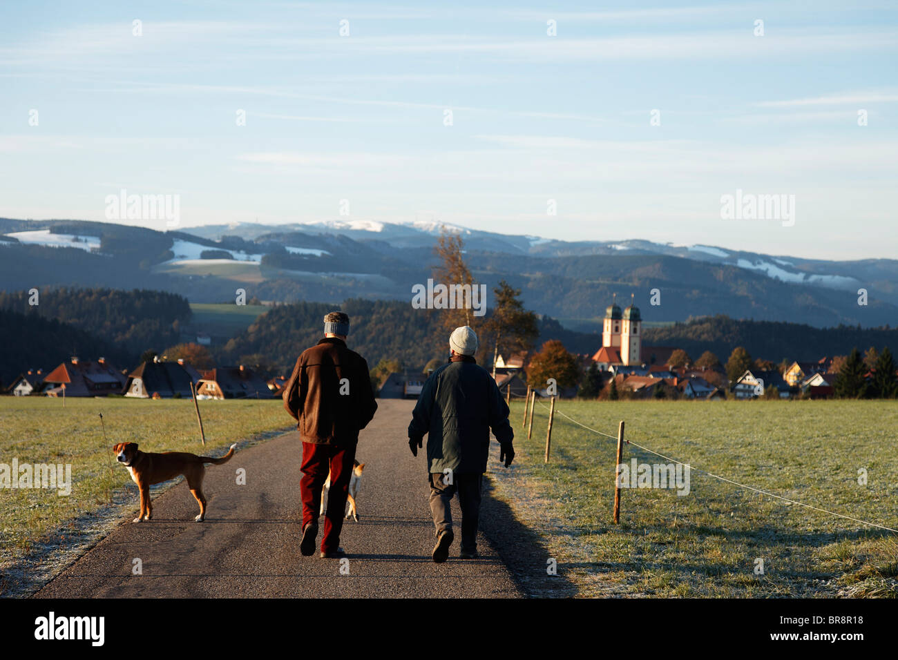 I camminatori con il monte Feldberg in background, Sankt Maergen, Baden-Württemberg, Germania Foto Stock