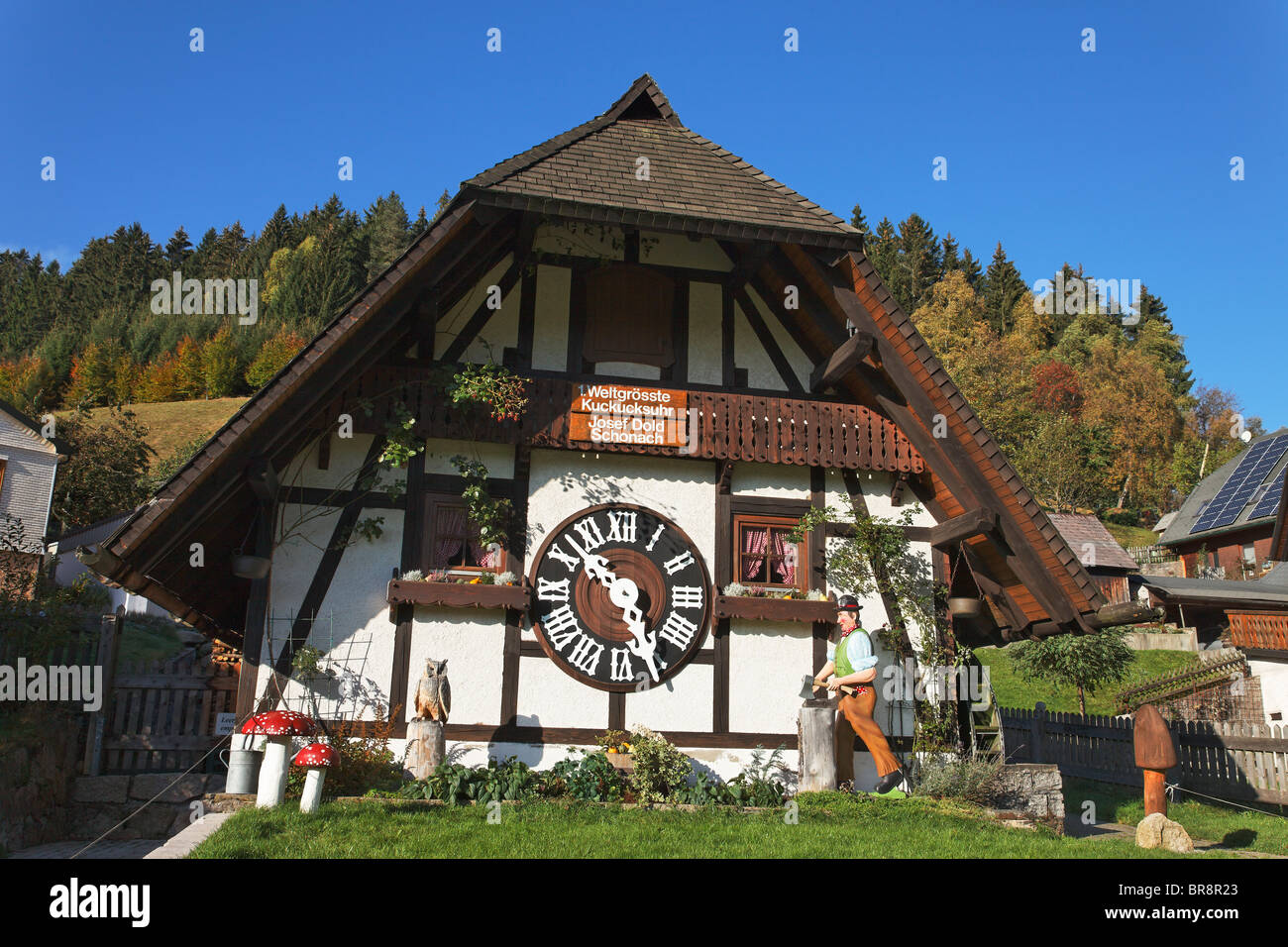Più grande del mondo orologio cucù, Schonach im Schwarzwald,  Baden-Württemberg, Germania Foto stock - Alamy