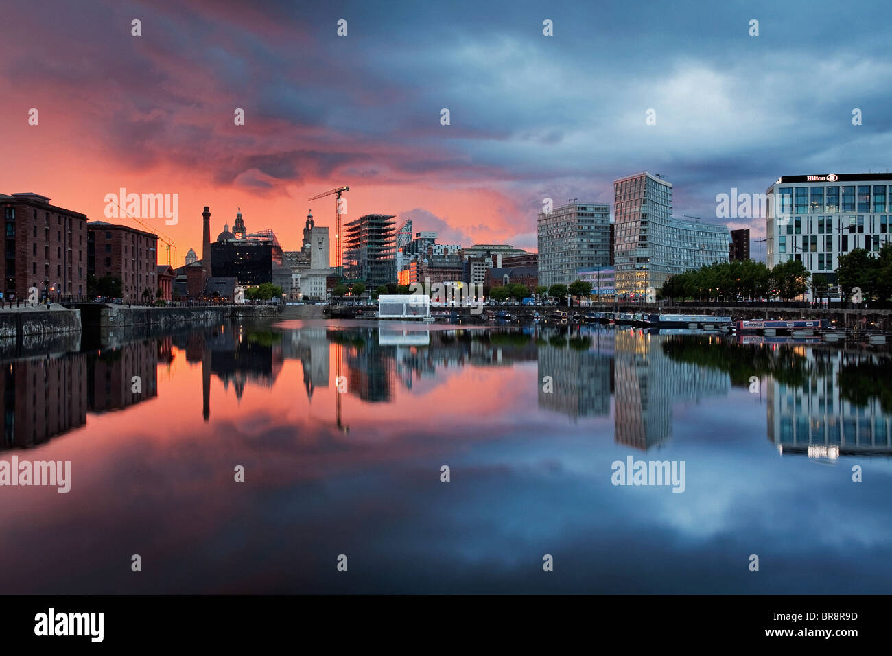 Un tramonto spettacolare sulla città di Liverpool visto da tutta la Salthouse Dock. Foto Stock