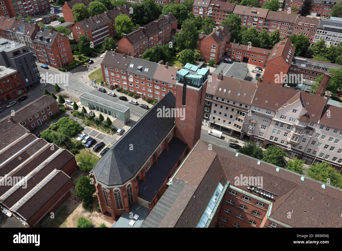 Panoramaansicht von Kiel an der Ostsee in Schleswig-Holstein, katholische Probsteikirche San Nicolò, Wohnhaeuser, Wohnsiedlung, Mehrfamilienhaeuser, Foto Stock