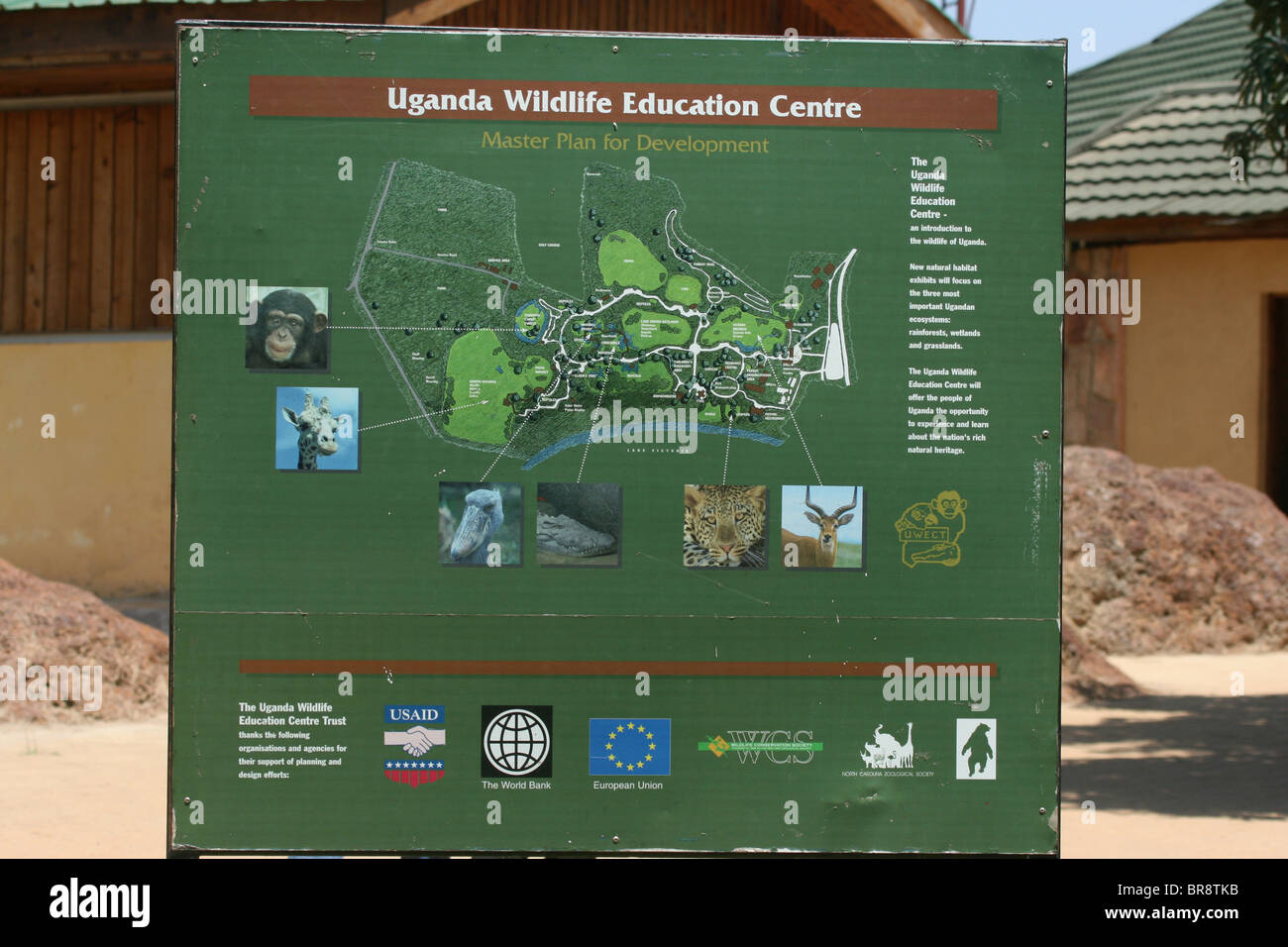 Cartello con la panoramica di Uganda Wildlife Education Center a Entebbe, Uganda, che agisce come uno zoo di animali di visualizzazione Foto Stock