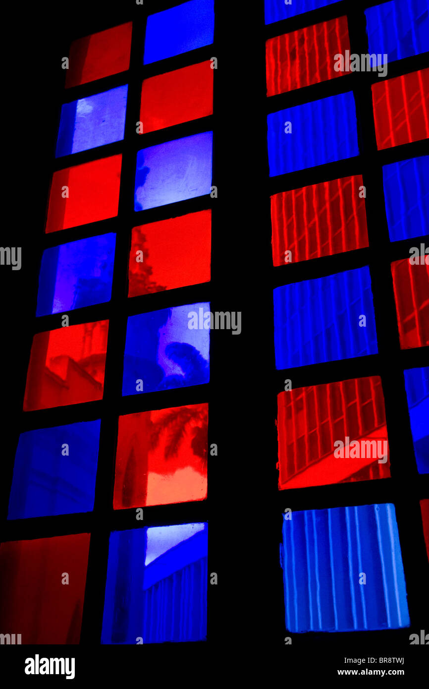 Belle finestre colorate può essere visto all'interno del centro culturale di Belo Horizonte Foto Stock