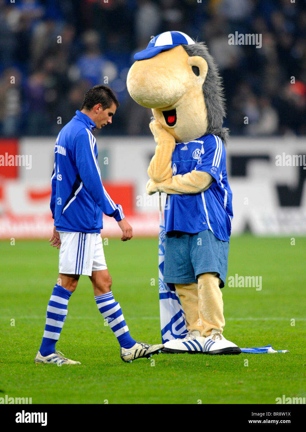 Christop Moritz e Erwin la mascotte di Schalke, frustrato dopo la partita. Foto Stock