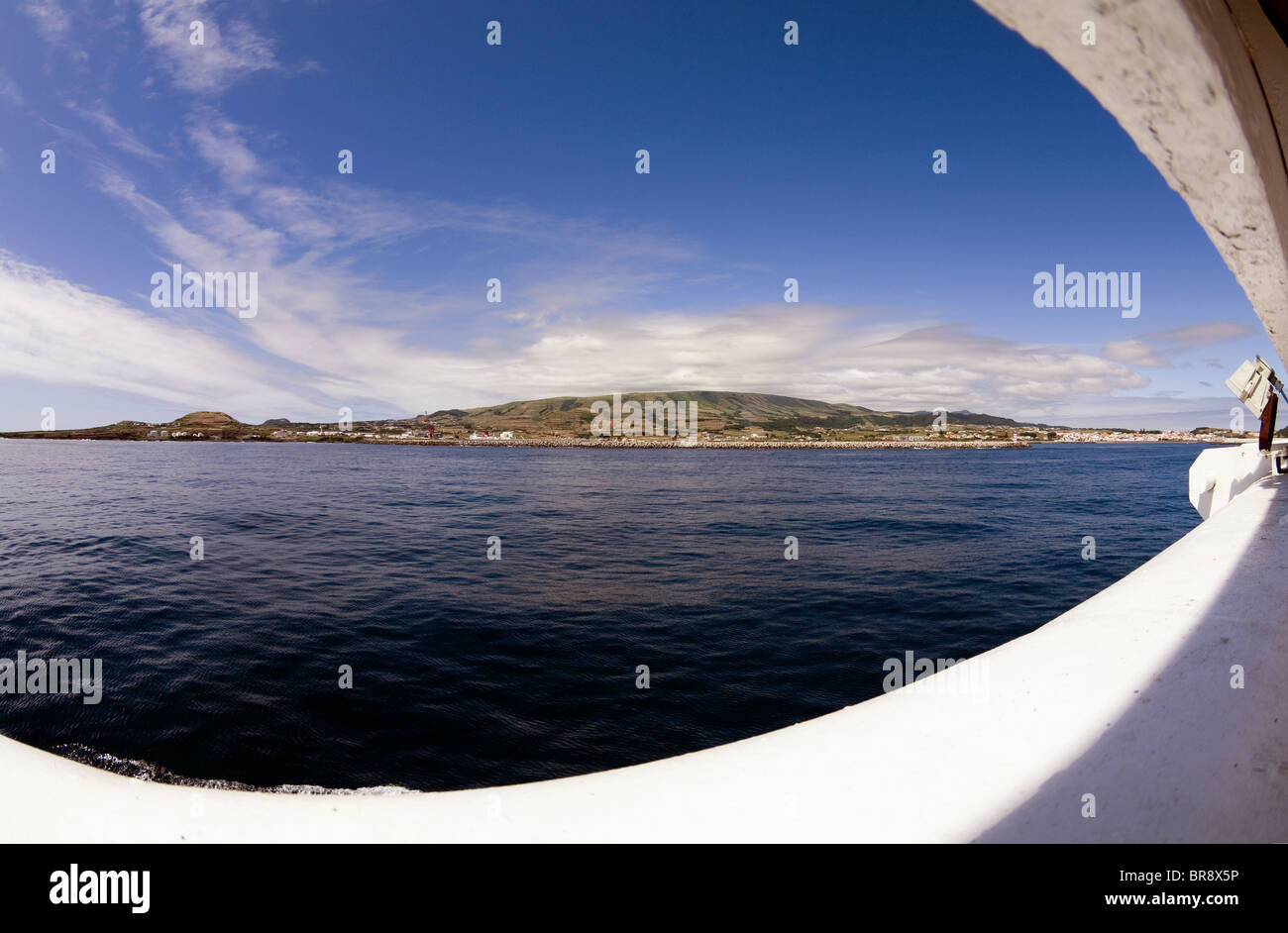 Paesaggio dell'isola di Terceira, delle Azzorre, del Portogallo, visto da una barca che si avvicina alla riva, vicino alla base aerea degli Stati Uniti. Catturato dal traghetto Hellenic Wind Foto Stock