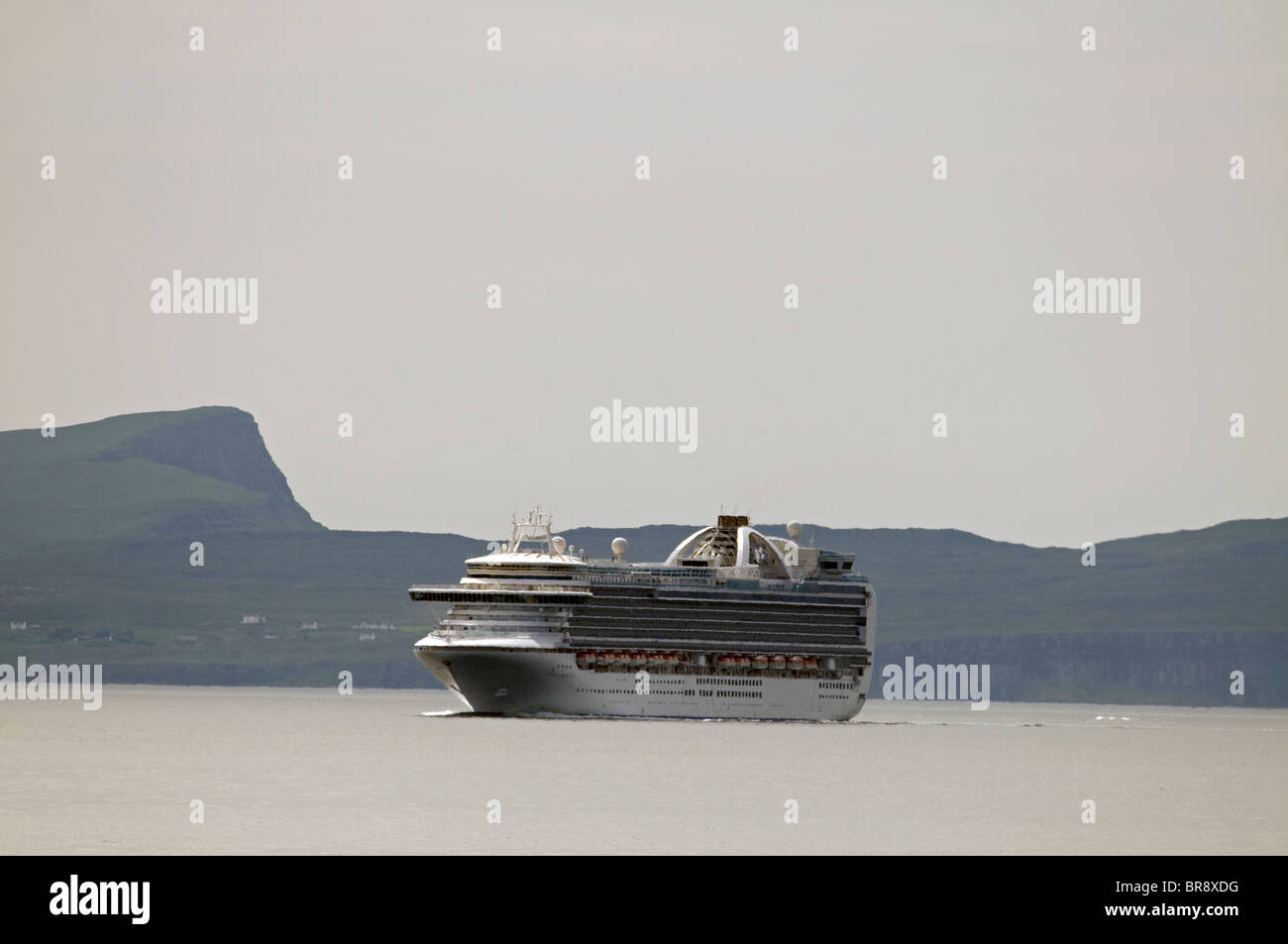La Crown Princess lussuosa nave da crociera passando attraverso il Minch nelle Ebridi Esterne, Scozia. SCO 6618 Foto Stock