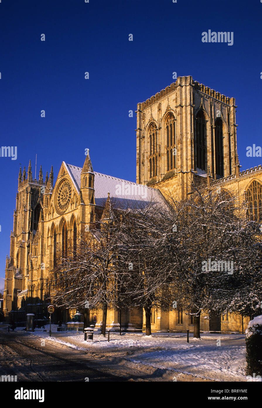 Maestosa cattedrale di York Minster in inverno la neve Yorkshire Regno Unito Foto Stock