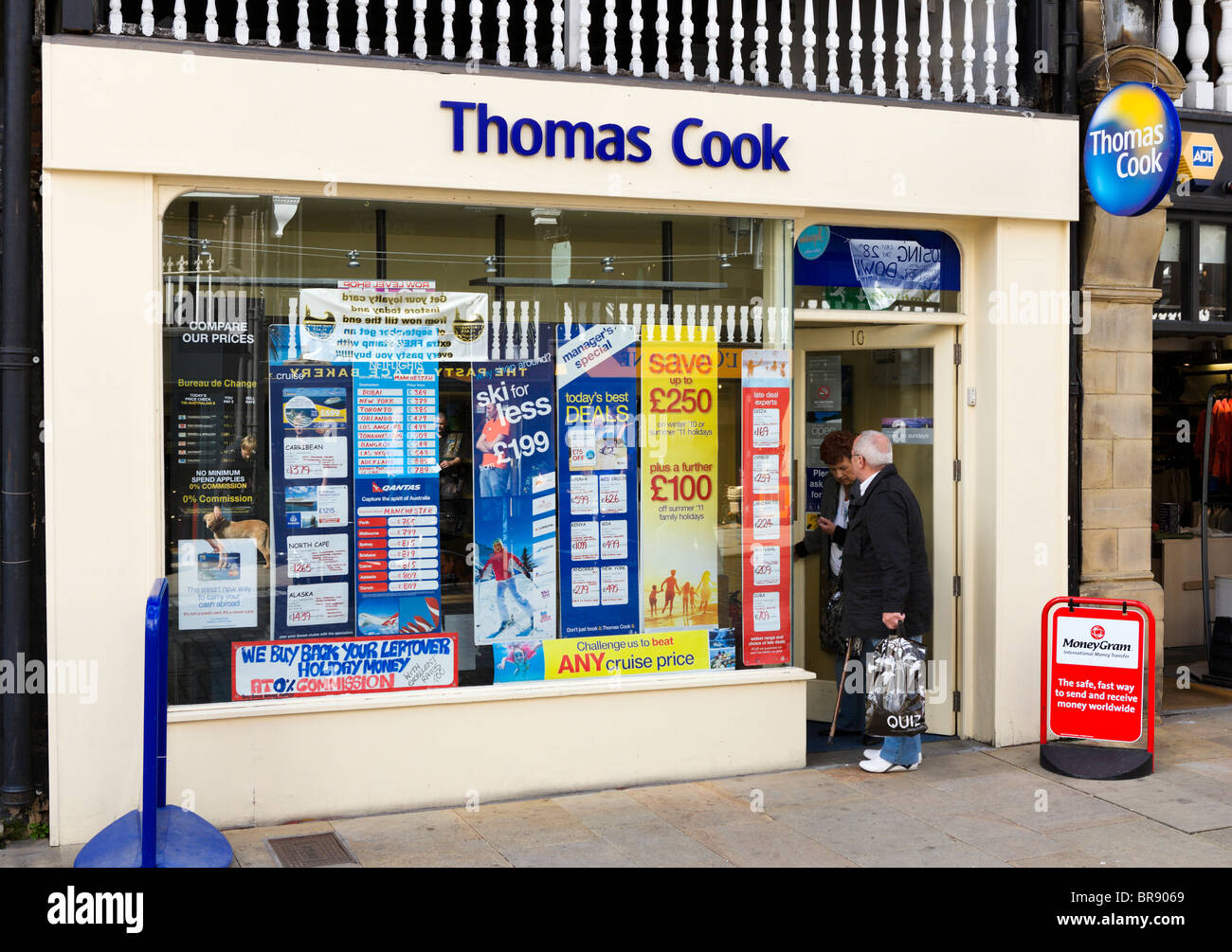 Thomas Cook high street agenzia di viaggi di Chester Town Center, Cheshire, Inghilterra, Regno Unito Foto Stock