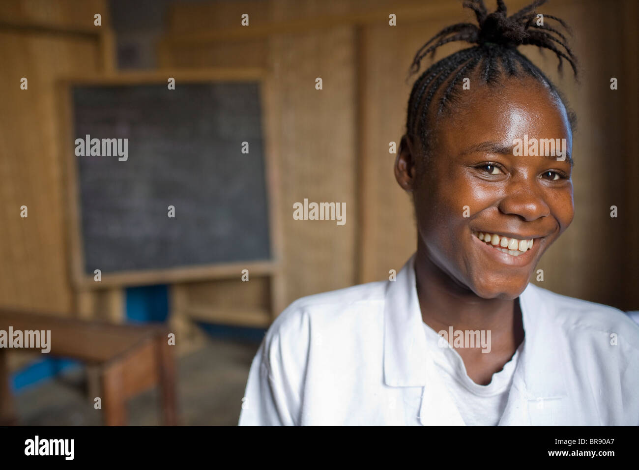 Giovane ragazza liberiani in un aula in Liberia Foto Stock