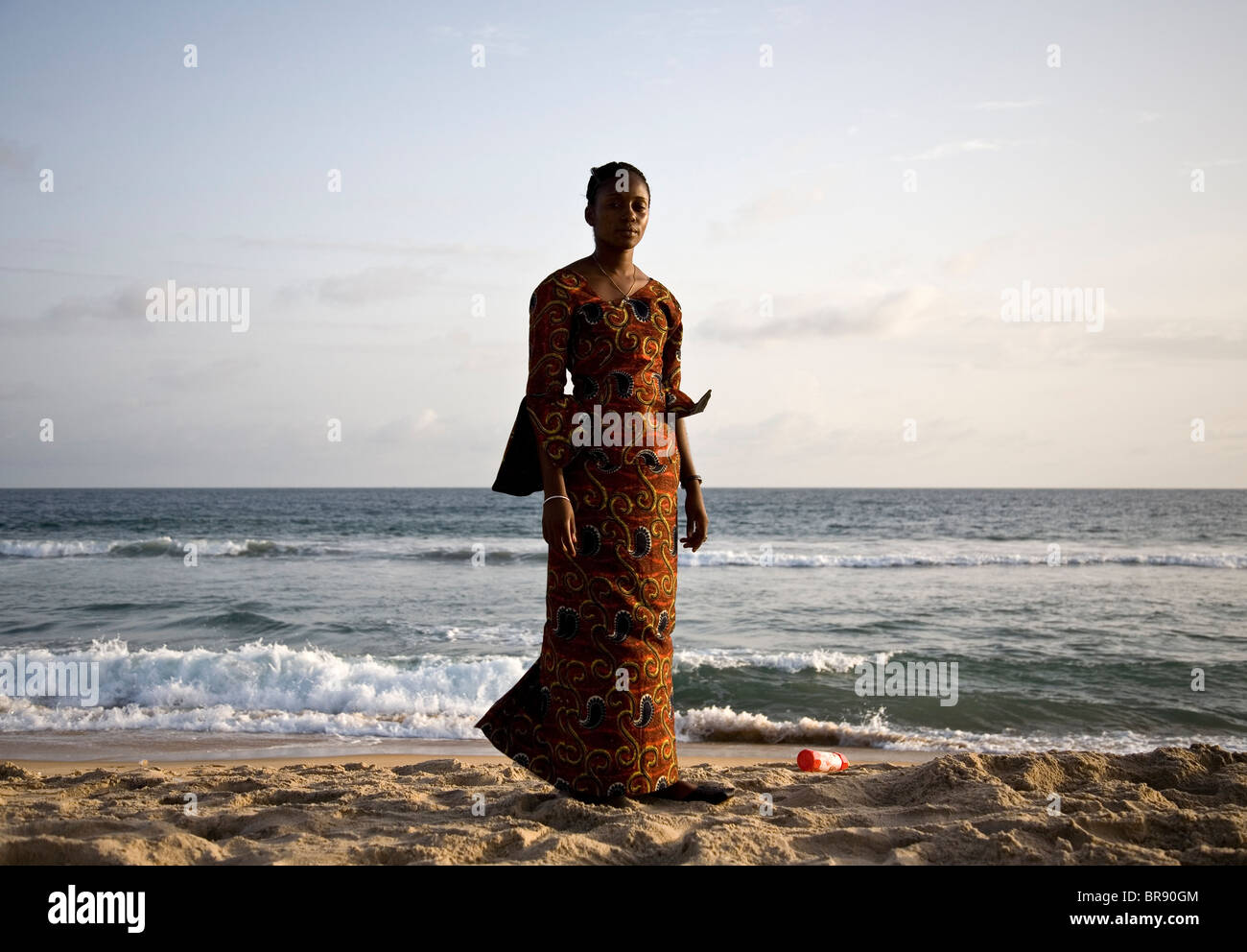 Giovane donna liberiana sulla spiaggia di Monrovia Liberia Foto Stock