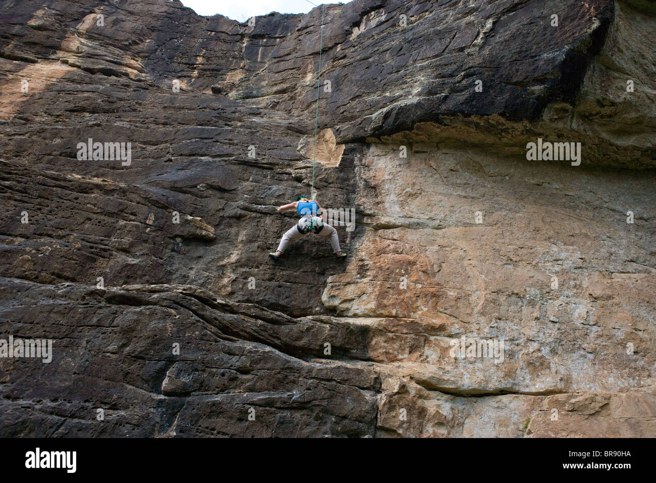 Donna rock climbing scalatore tornando boulder Foto Stock