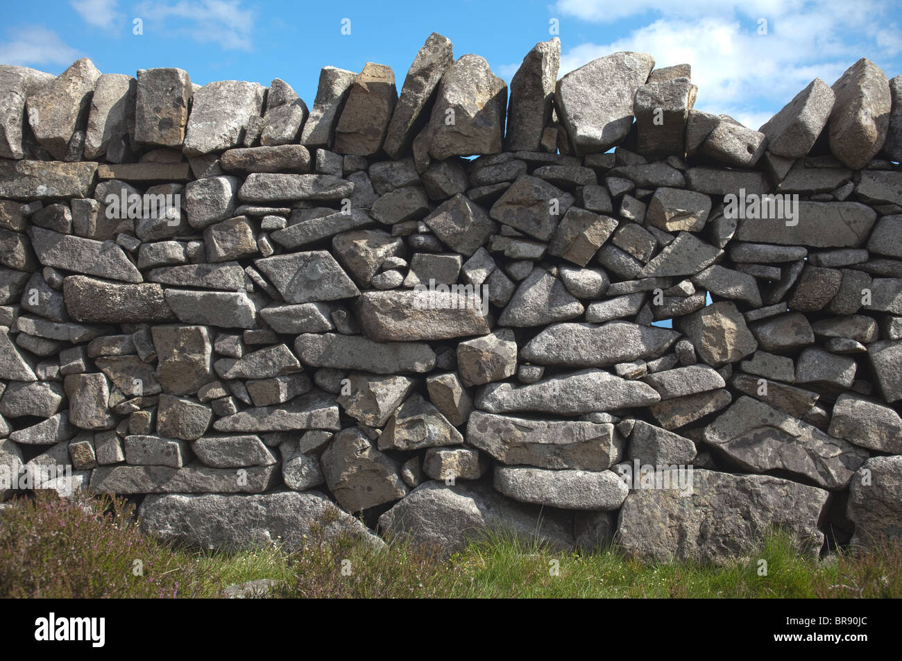 La sezione della Mourne in pietra a secco a parete, delineando i confini della Mourne bacini, Mourne Mountains, Irlanda Foto Stock