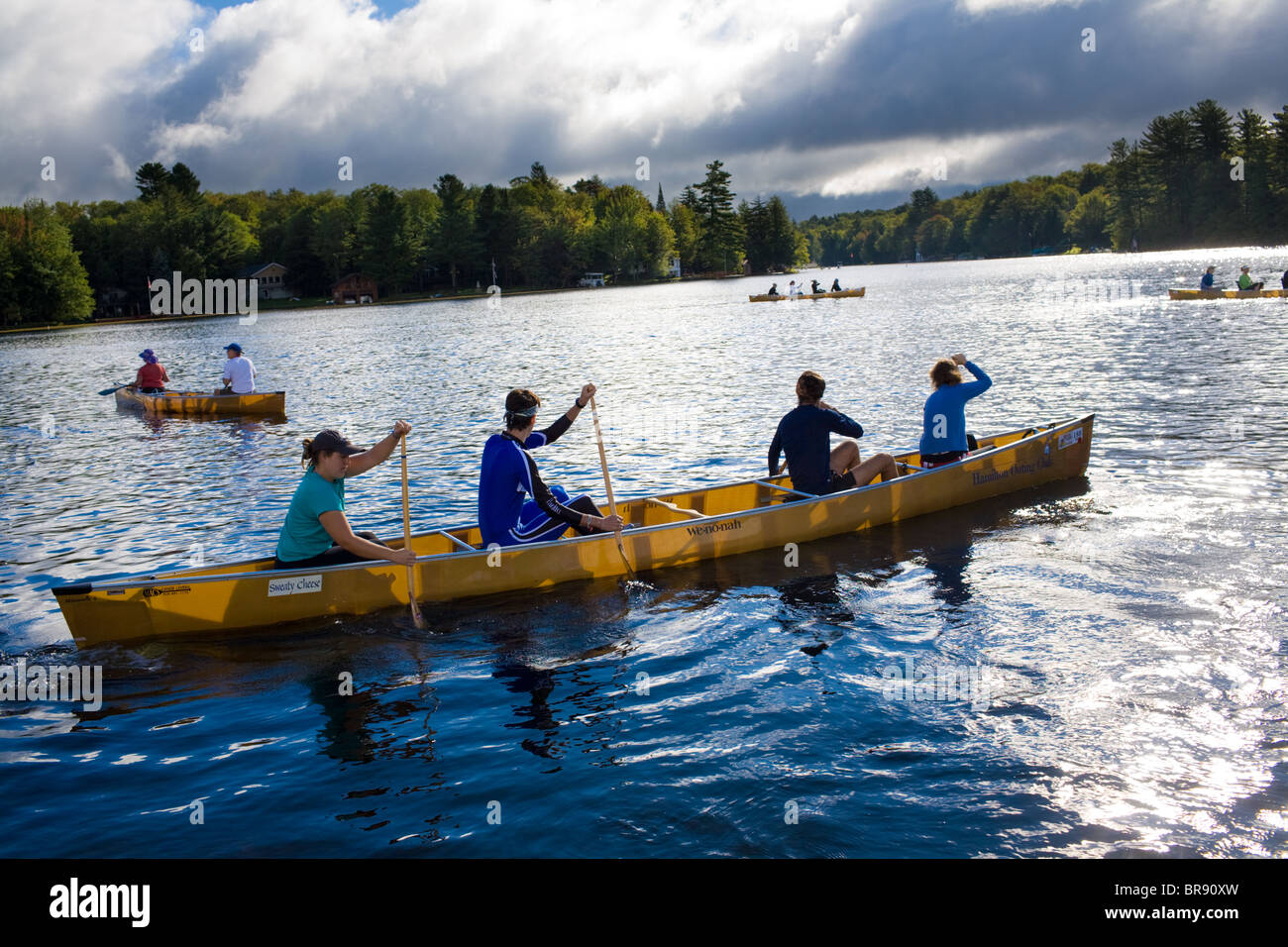 Squadre di canoa a inizio di Adirondack Canoe Classic, '90-Miler' Foto Stock