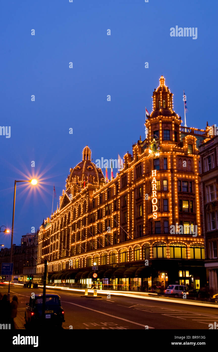 Europa, Regno Unito, Inghilterra, Londra, Magazzini Harrods al crepuscolo Foto Stock