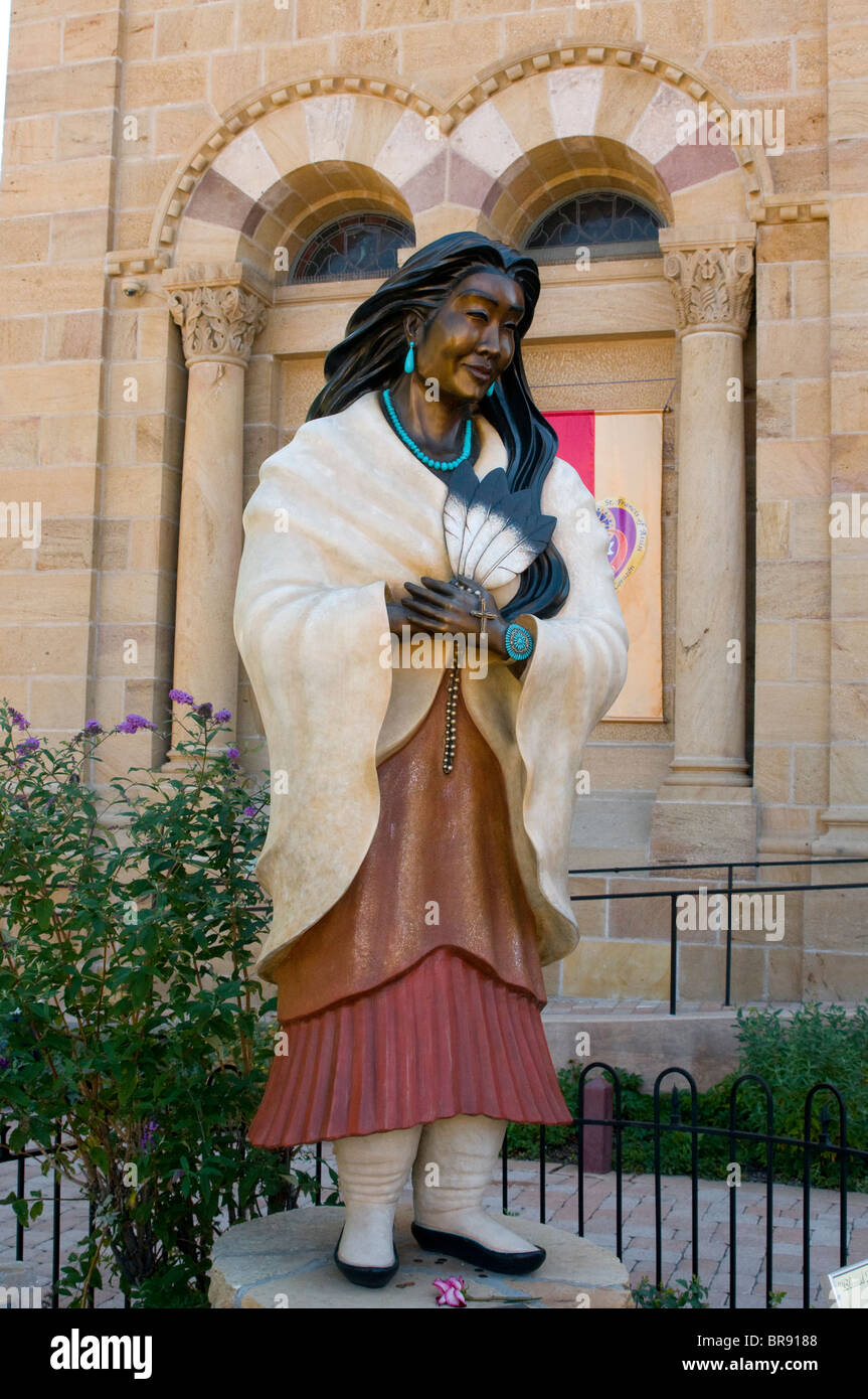 Statua di bronzo di Kateri Tekakwitha noto anche come il giglio dei Mohawks davanti a Santa Fe di San Francesco cattedrale Foto Stock