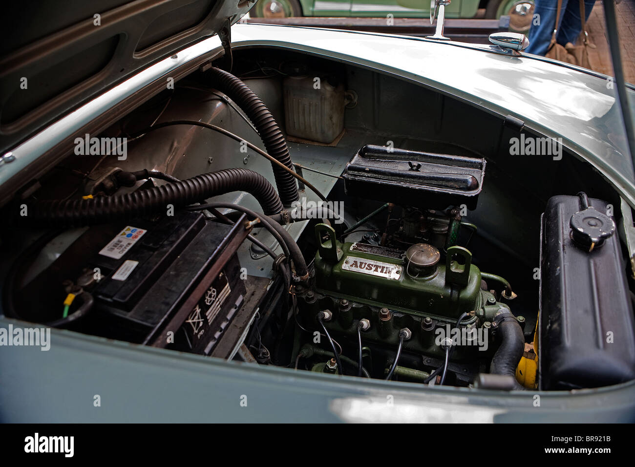 Vano motore con il cofano aperto di una Austin A35 berlina Foto Stock