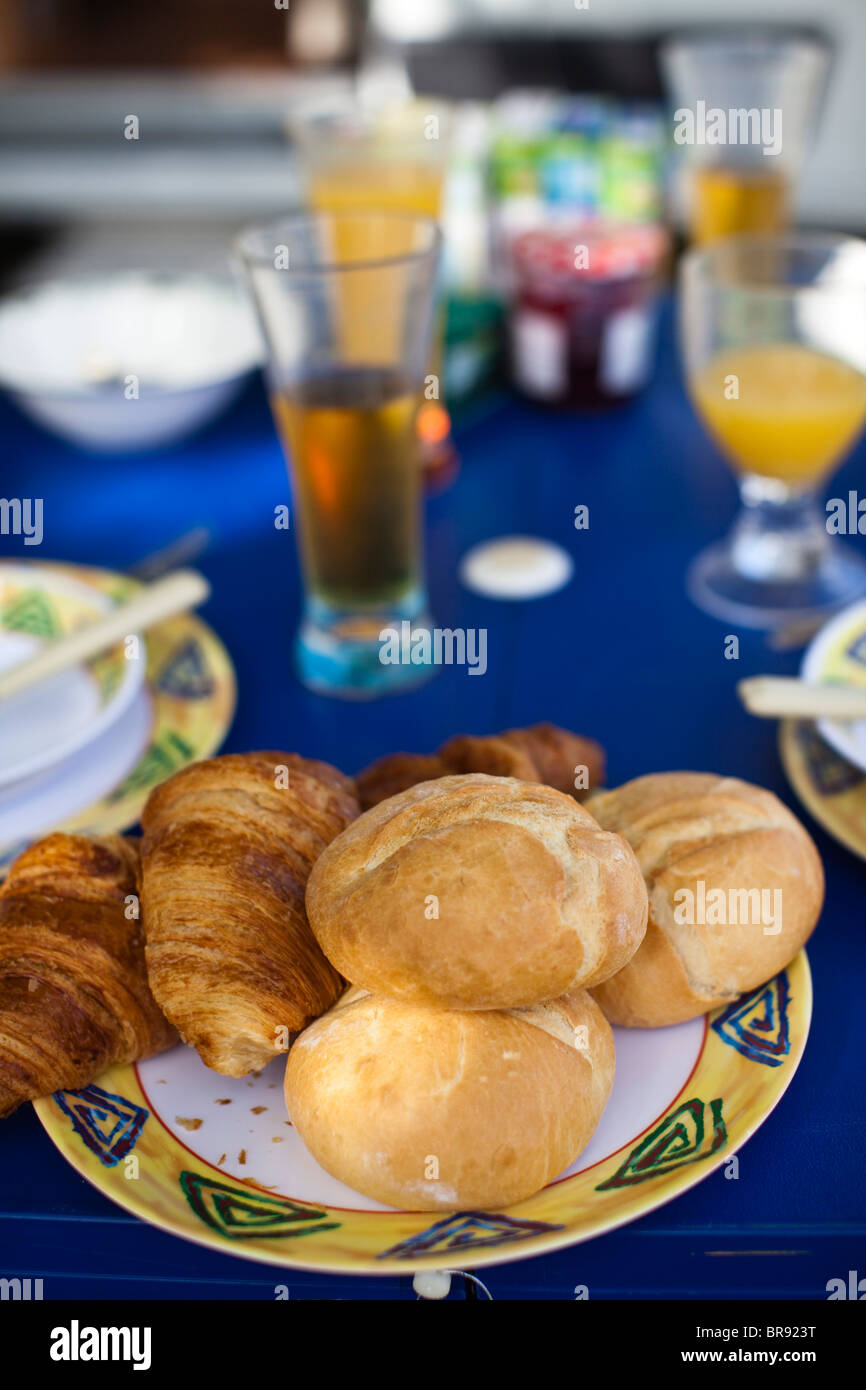Una prima colazione continentale in una tabella Foto Stock