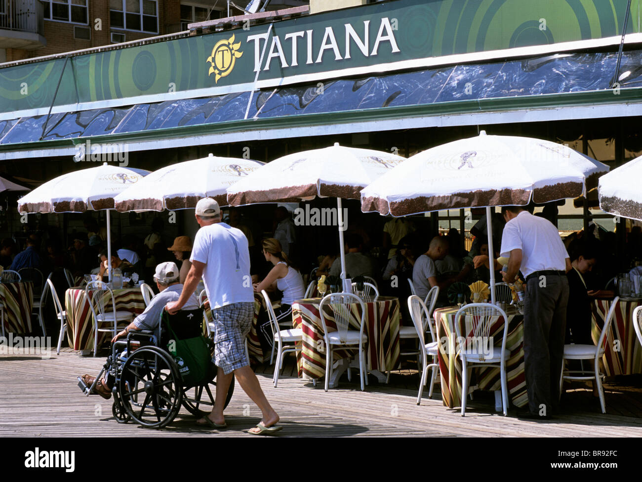 Onde di calore o di calore a Brighton Beach, Brooklyn New York, Tatiana Restaurant sul lungomare. Brooklyn, New York. Odessa by the Sea USA. Foto Stock