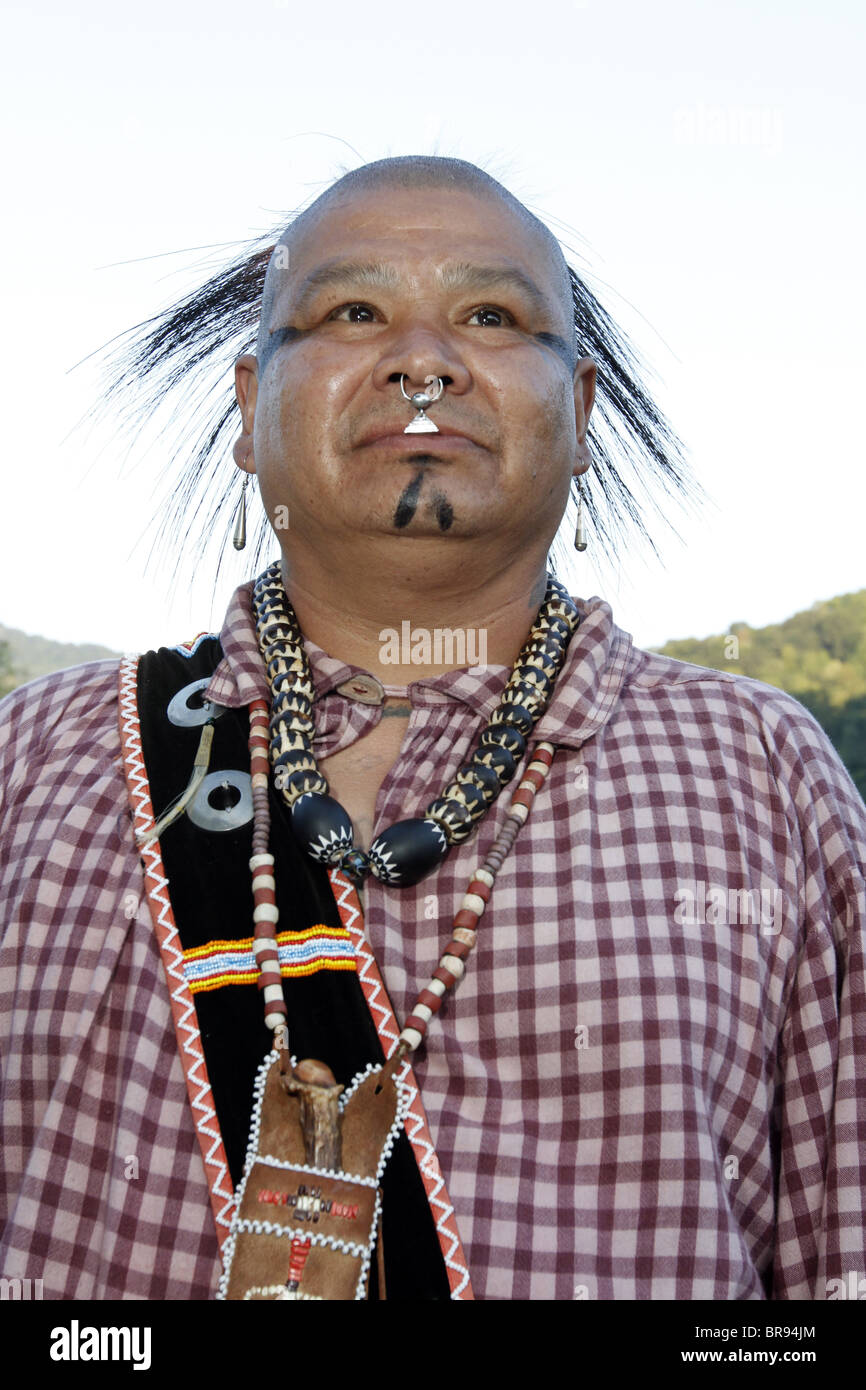 Colpo di testa di un uomo Cherokee, membro dei guerrieri del gruppo AniKituhwa, prendendo parte al sud-est annuale Festival della tribù. Foto Stock