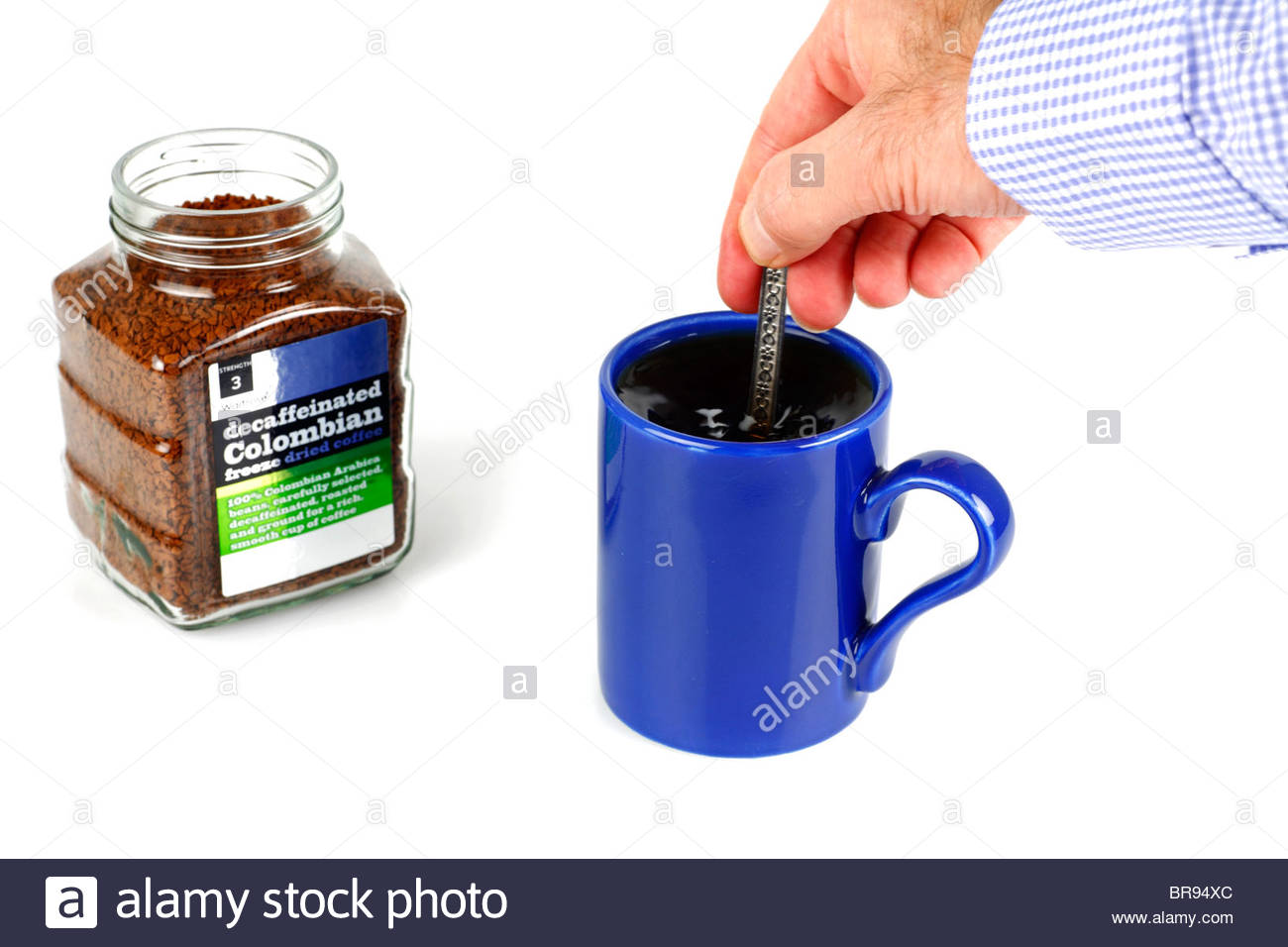 Agitazione vigorosa di una fresca fatta la tazza di caffè Foto Stock
