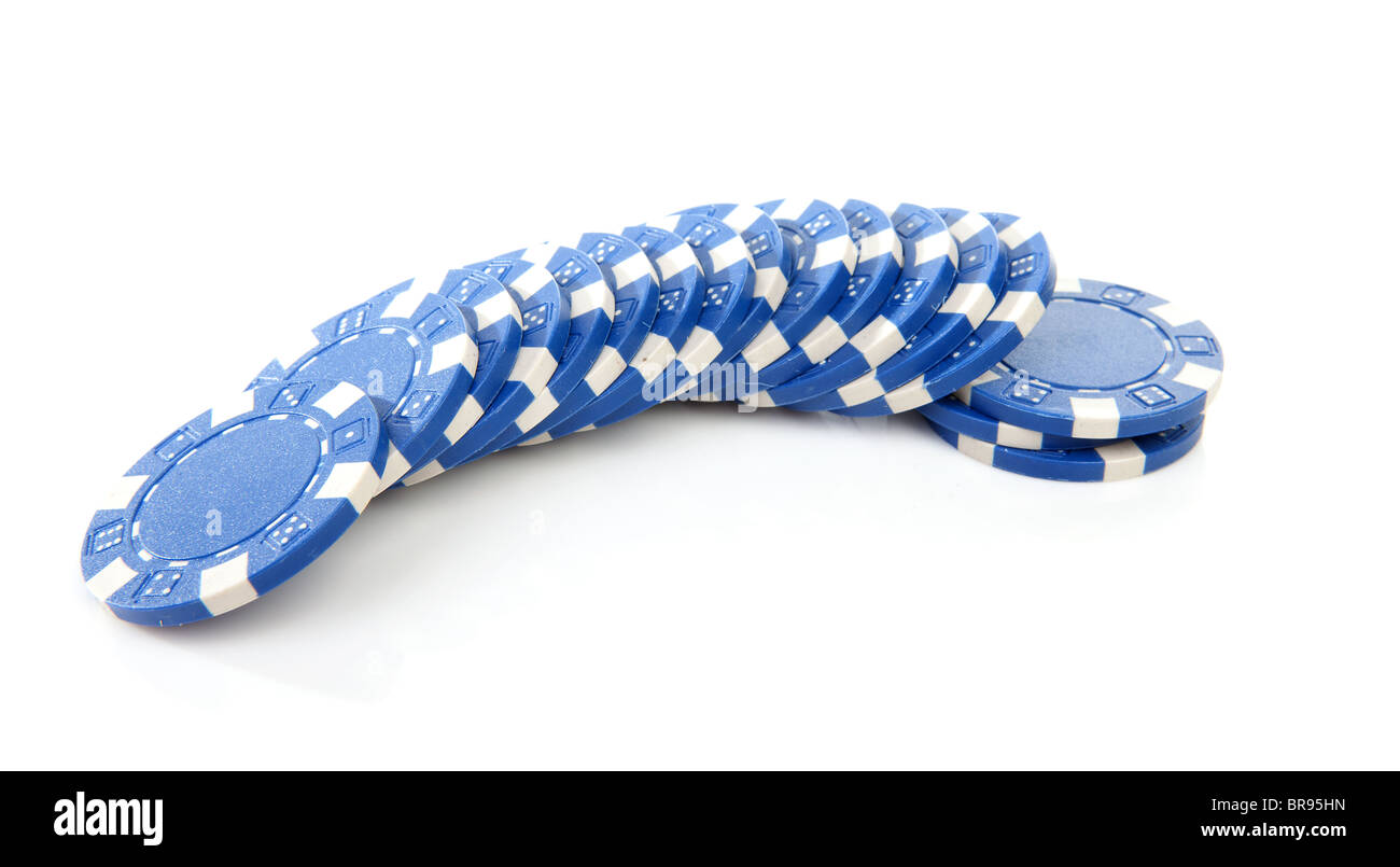 Blu casino poker chips isolati su sfondo bianco Foto Stock