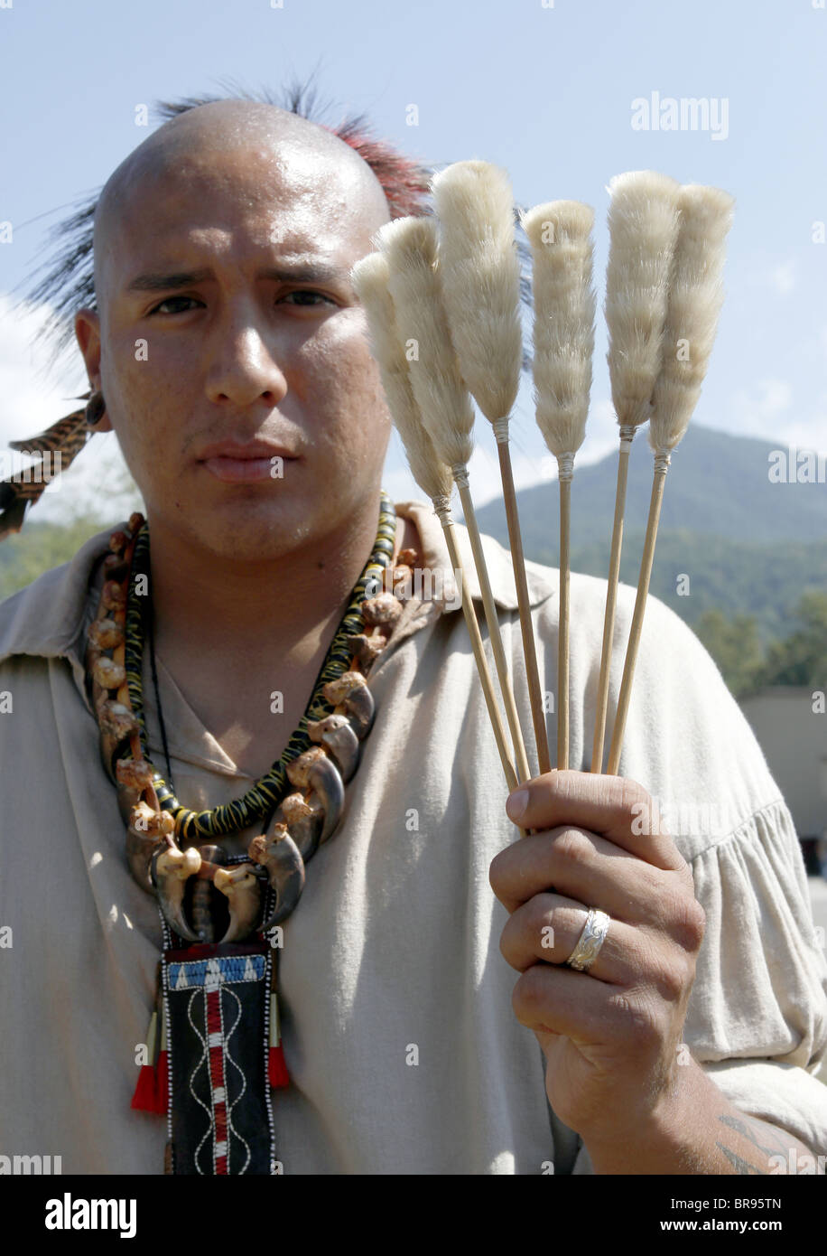 Un uomo Cherokee, membro dei guerrieri del gruppo AniKituhwa, mostra le freccette utilizzato in una cerbottana contest. Foto Stock