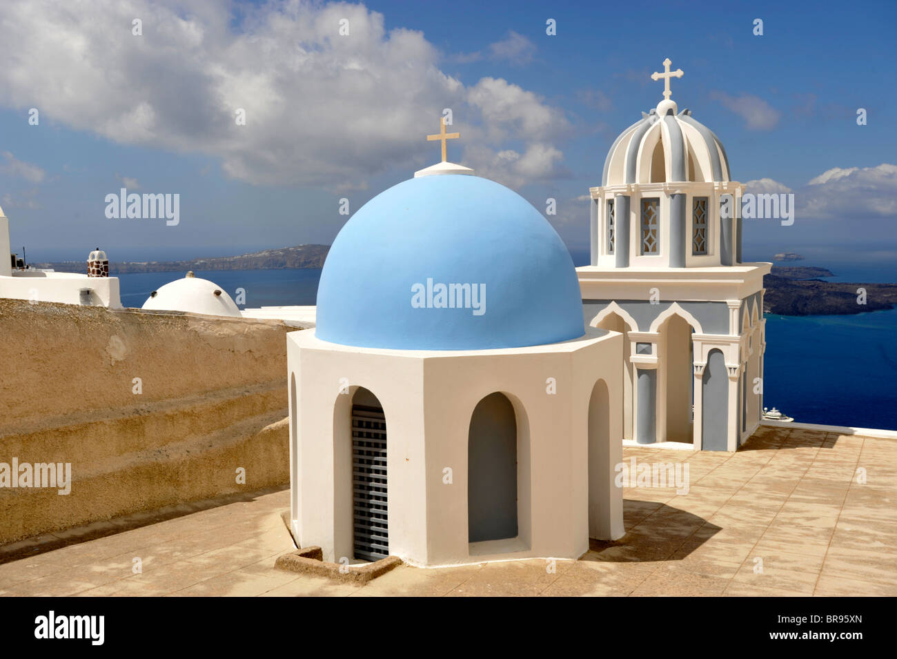 La cupola e il campanile della chiesa sull'isola greca di Santorini nelle Cicladi Foto Stock