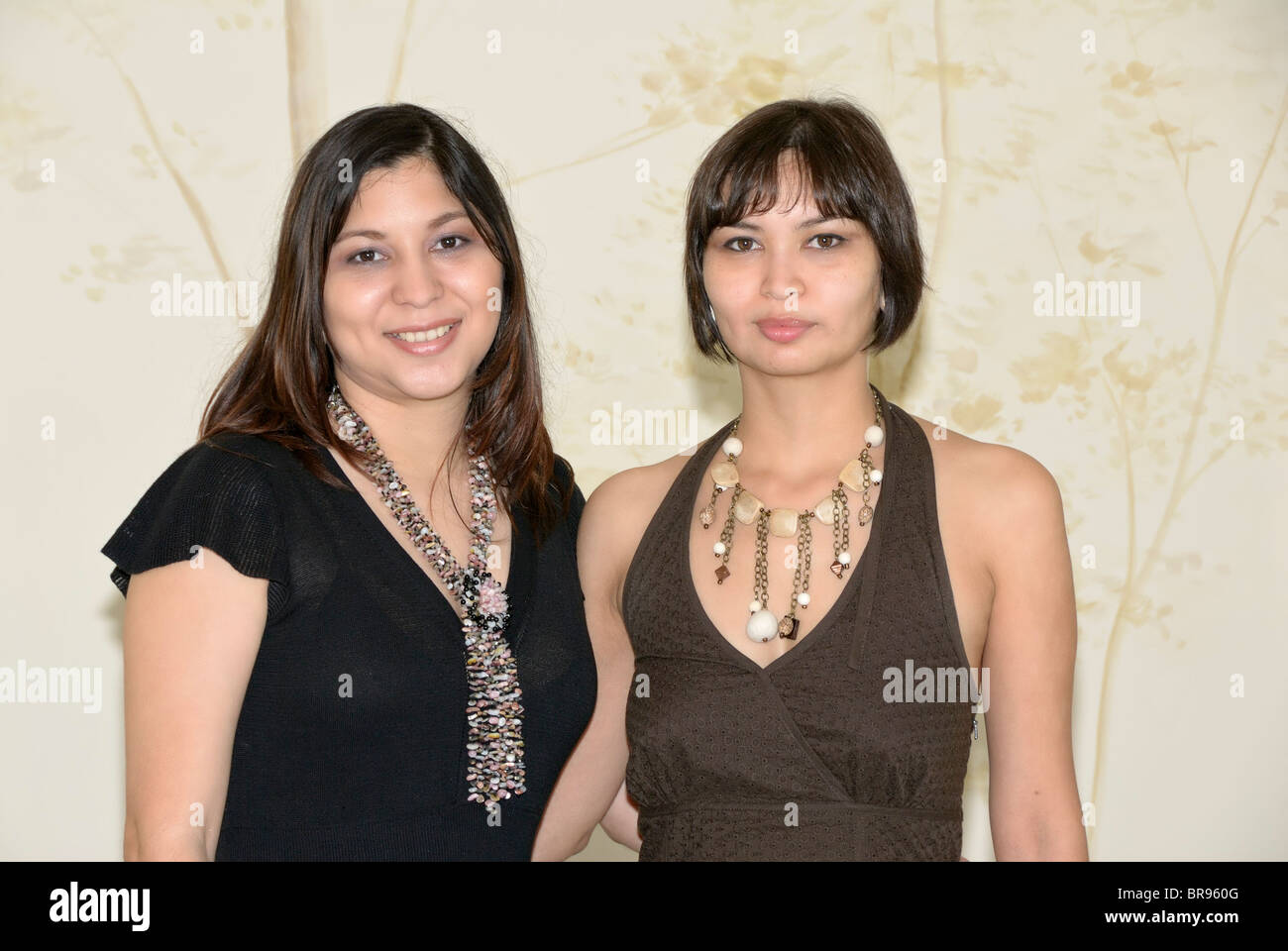 Merida, Yucatan/Mexico-July 8: baby boy battesimo celebrazione. Ritratto di due sorelle Foto Stock